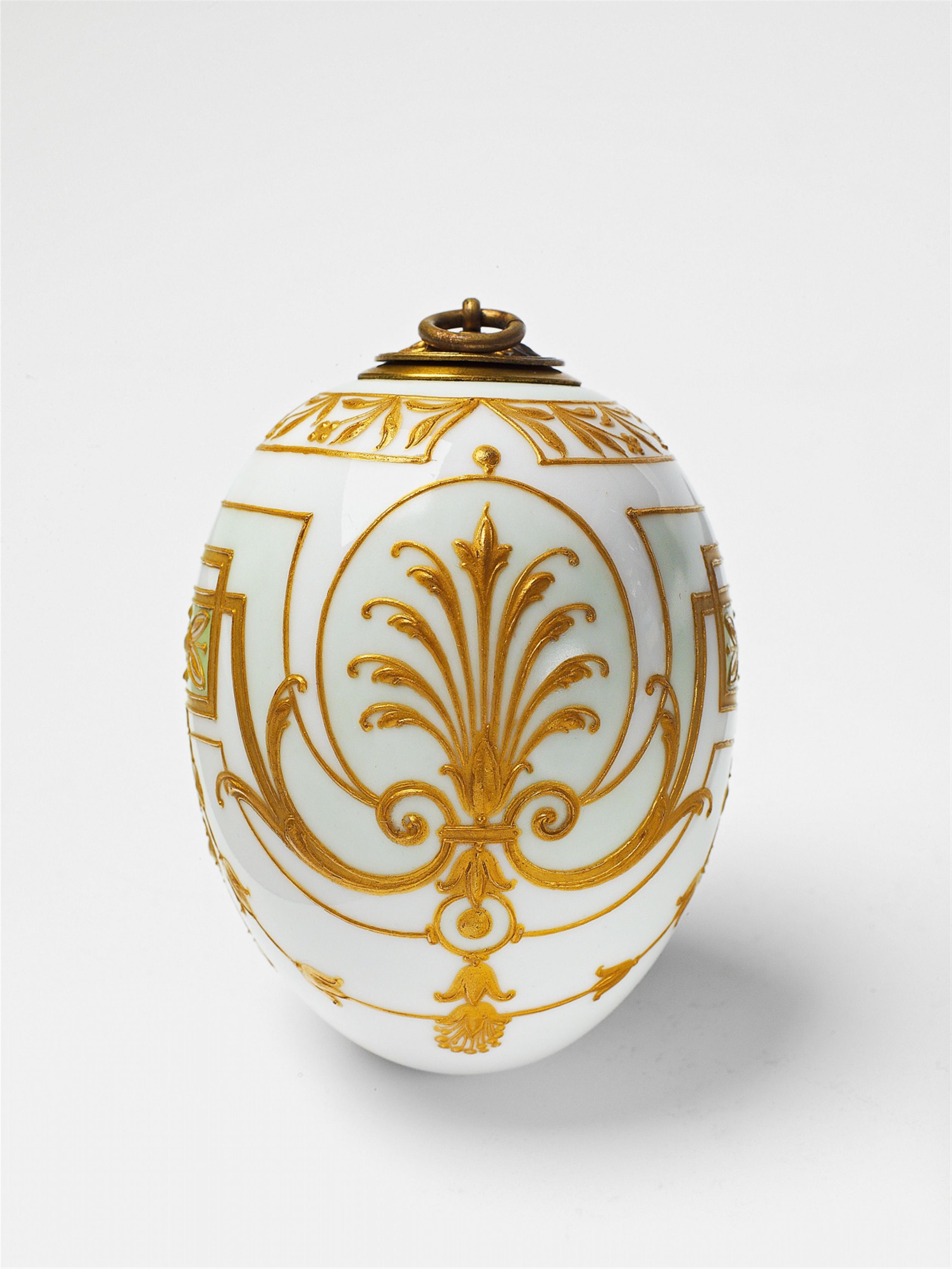 A Berlin KPM porcelain egg with a view of the Belvedere - image-2