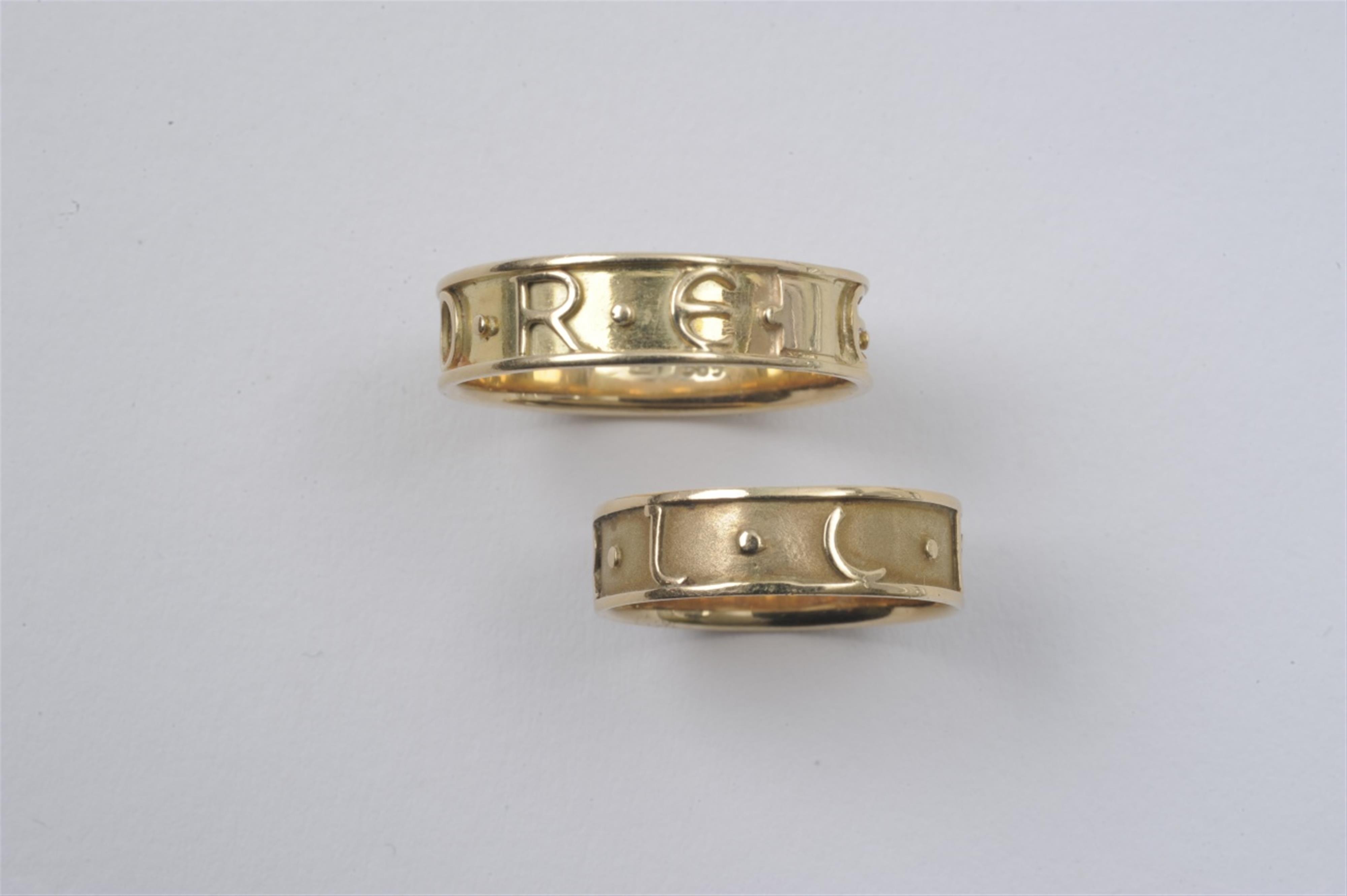 A pair of 14k gold wedding rings - image-1