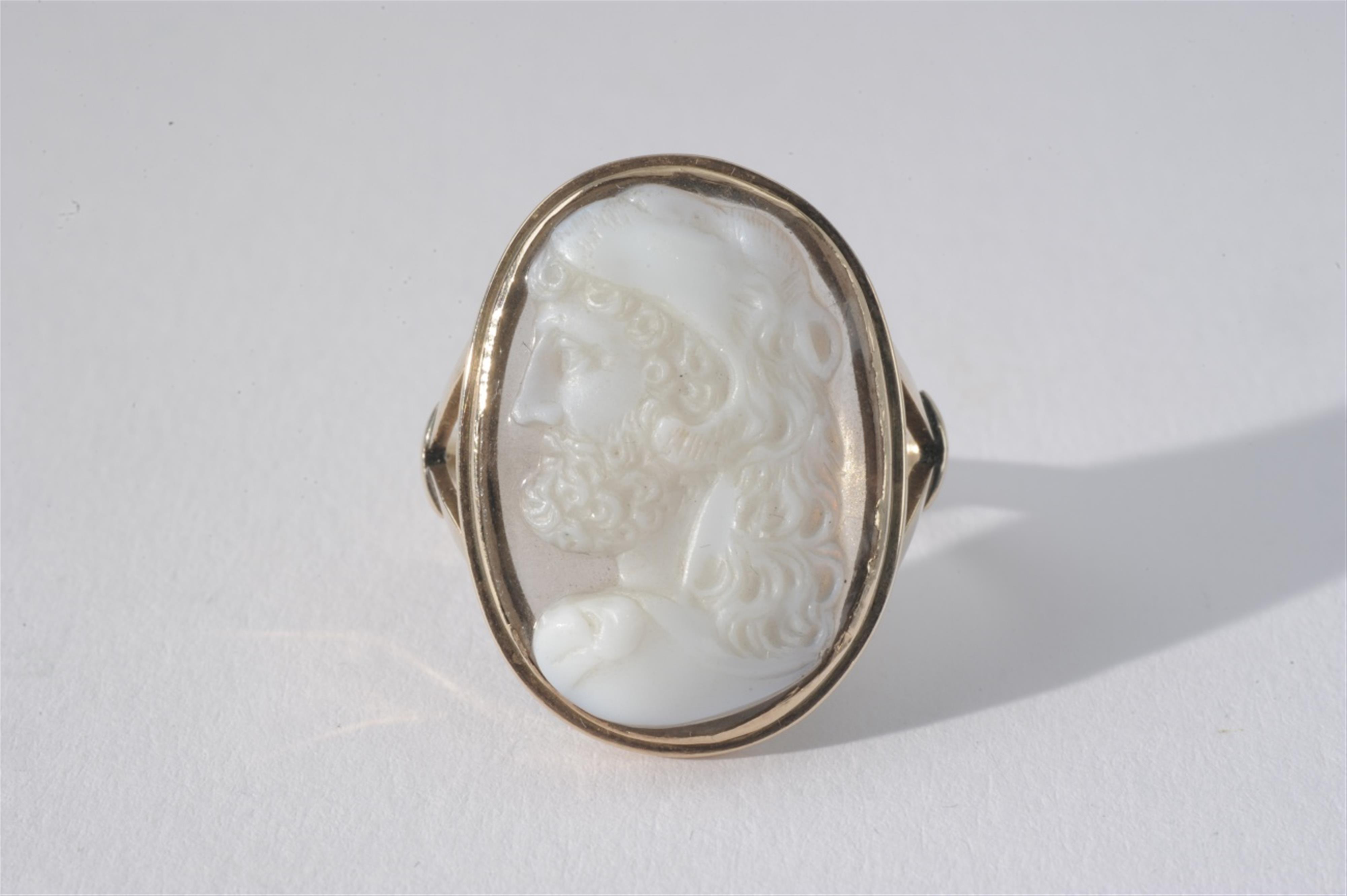 A Neoclassical 18k red gold cameo ring - image-1