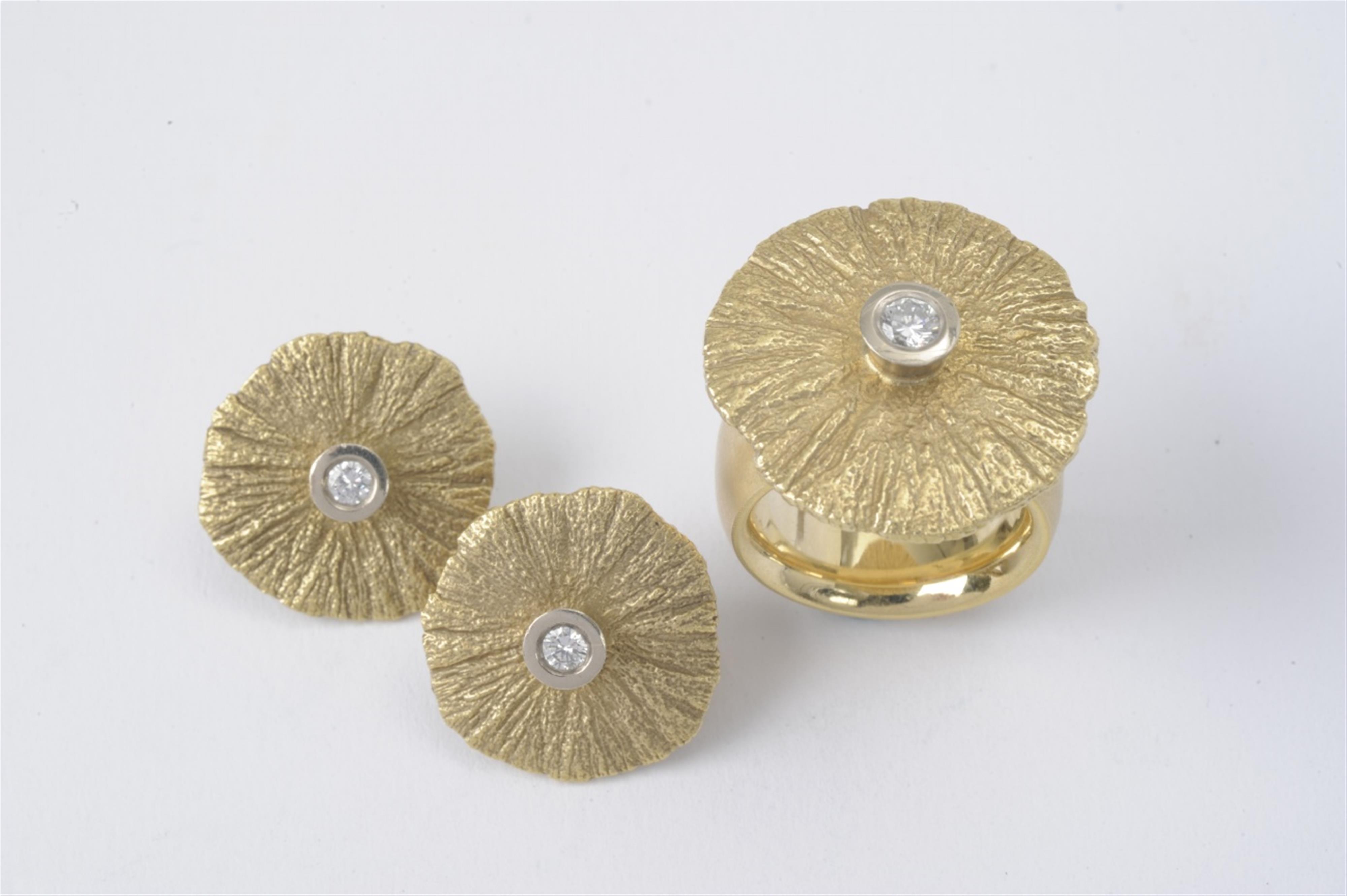 An 18k gold ring and earrings set - image-1