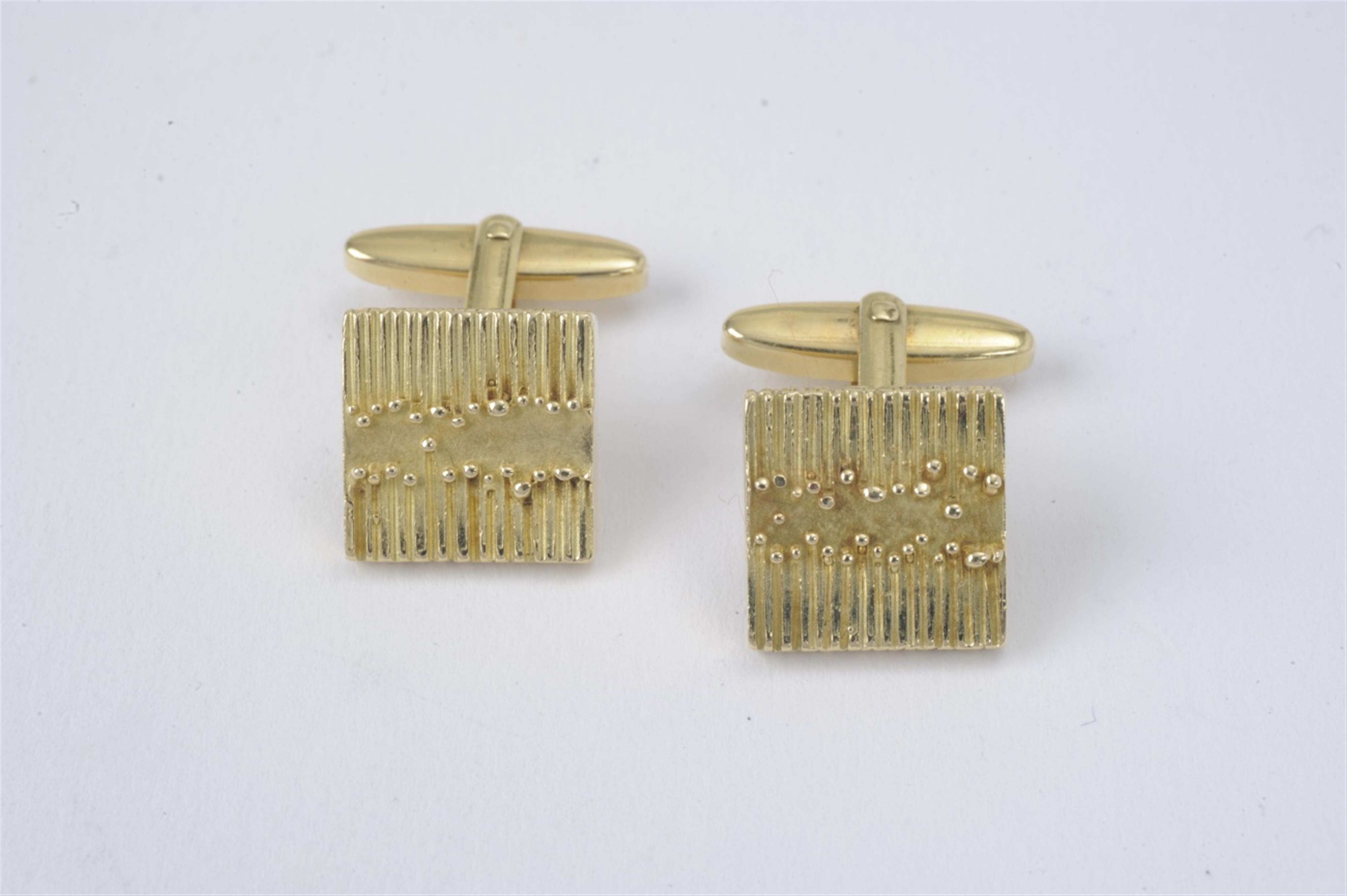 A pair of 18k gold cufflinks with relief decor by John & Ursula Parry - image-2