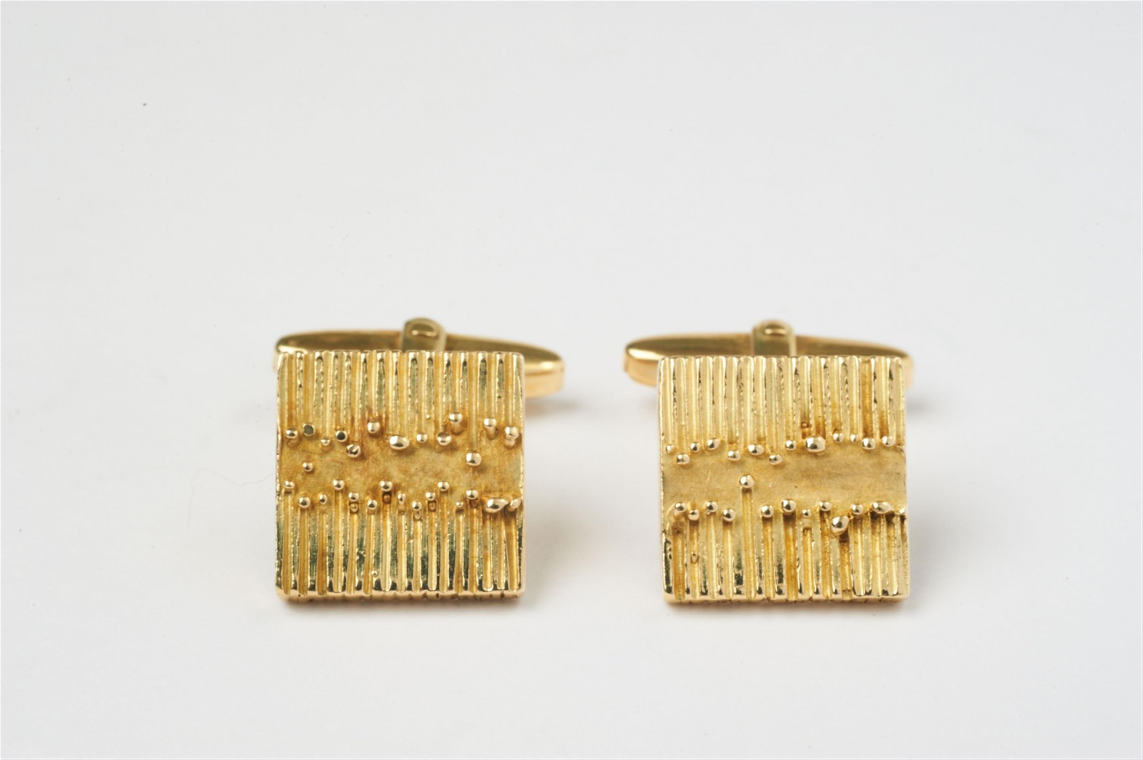 A pair of 18k gold cufflinks with relief decor by John & Ursula Parry - image-1