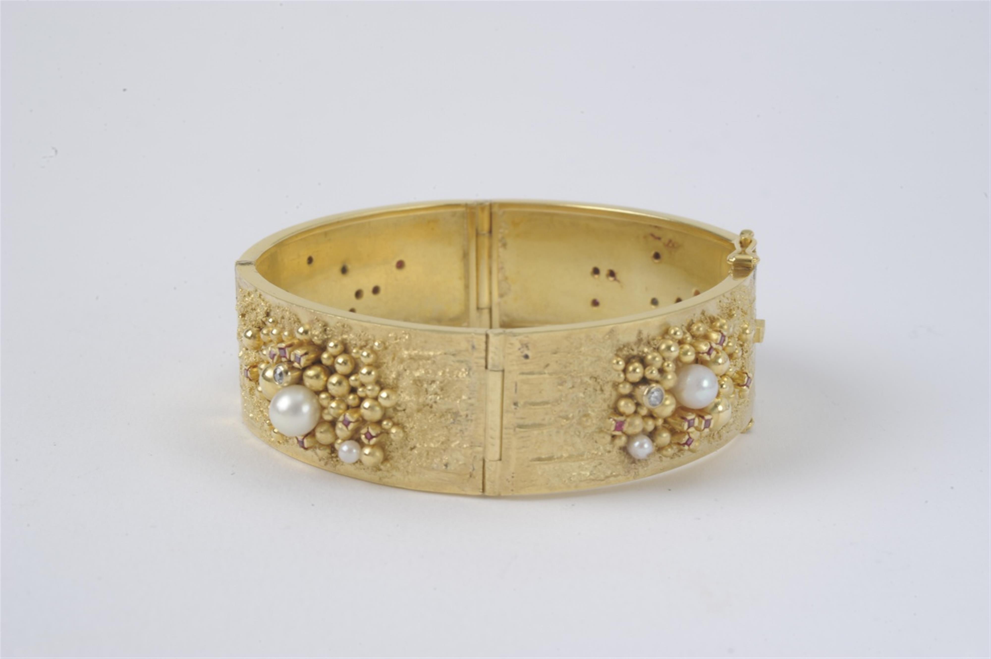 An 18k gold, granulation and coloured stone bangle - image-1