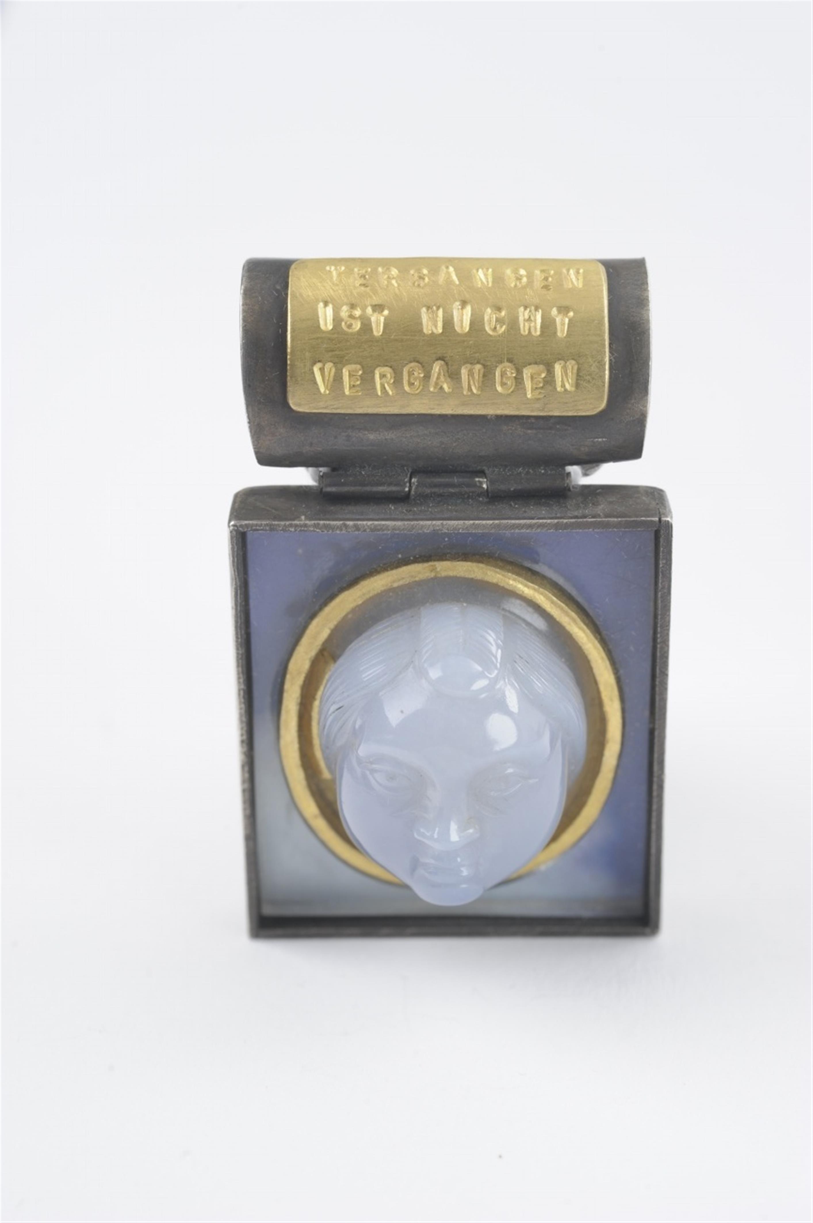 A silver gilt pendant with an agate cameo - image-1