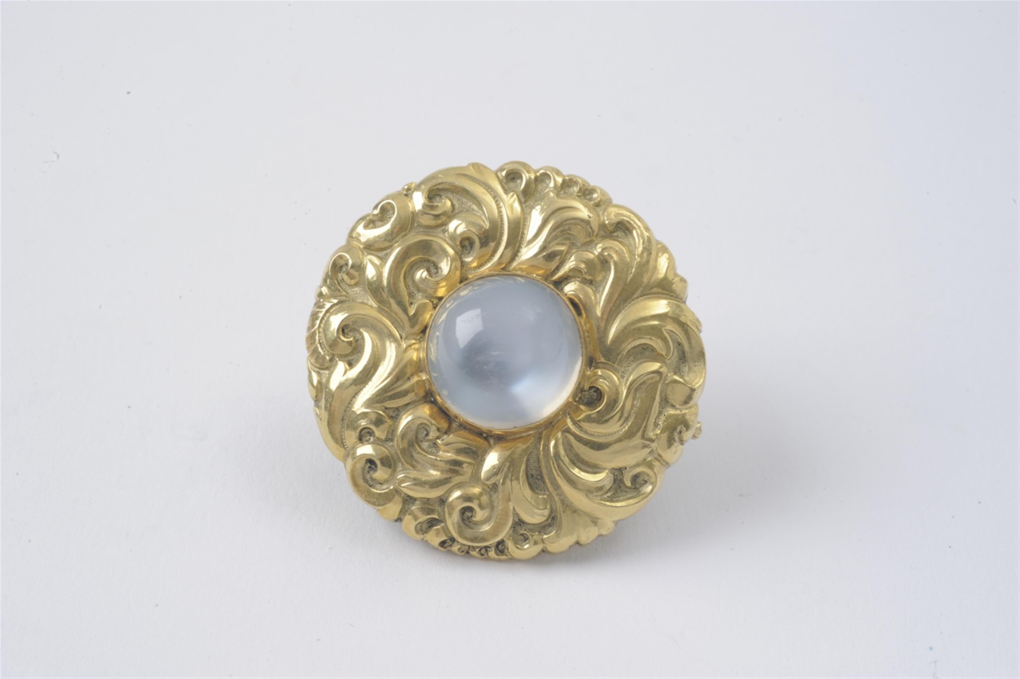 An 18k gold and moonstone brooch - image-1