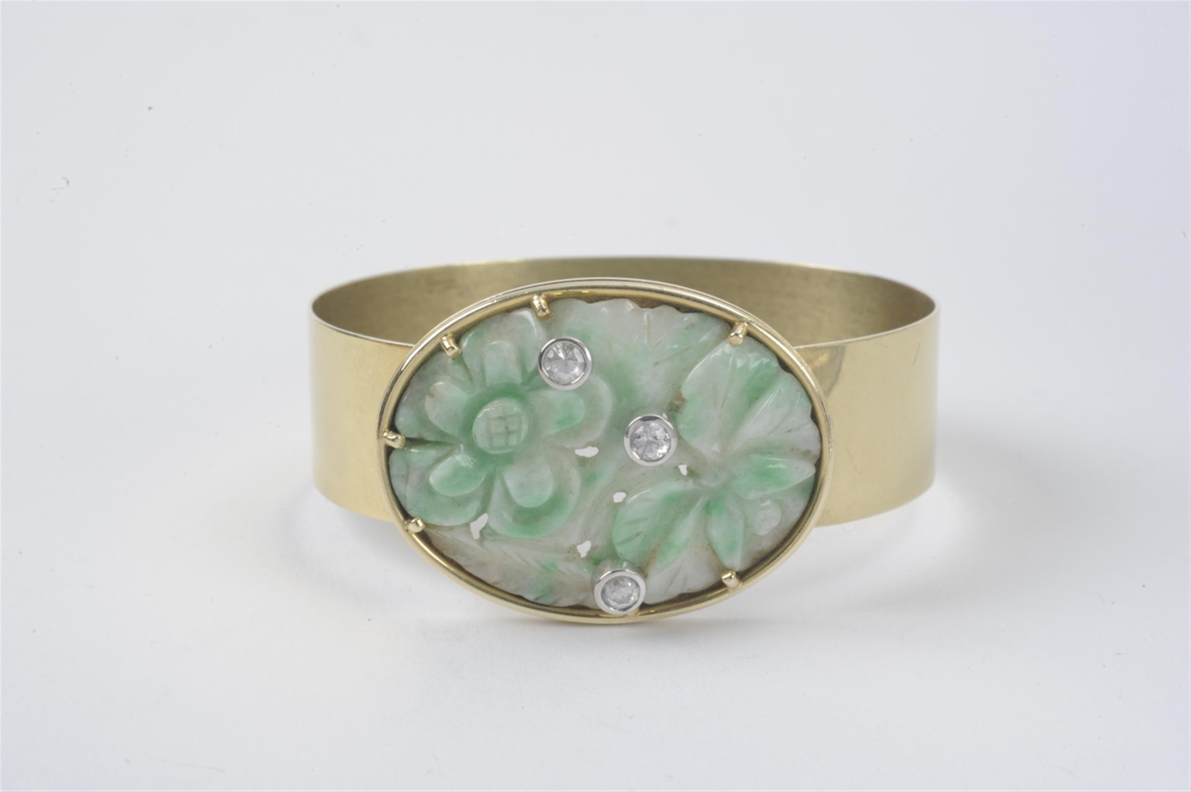 A 14k gold and carved jade bangle - image-1