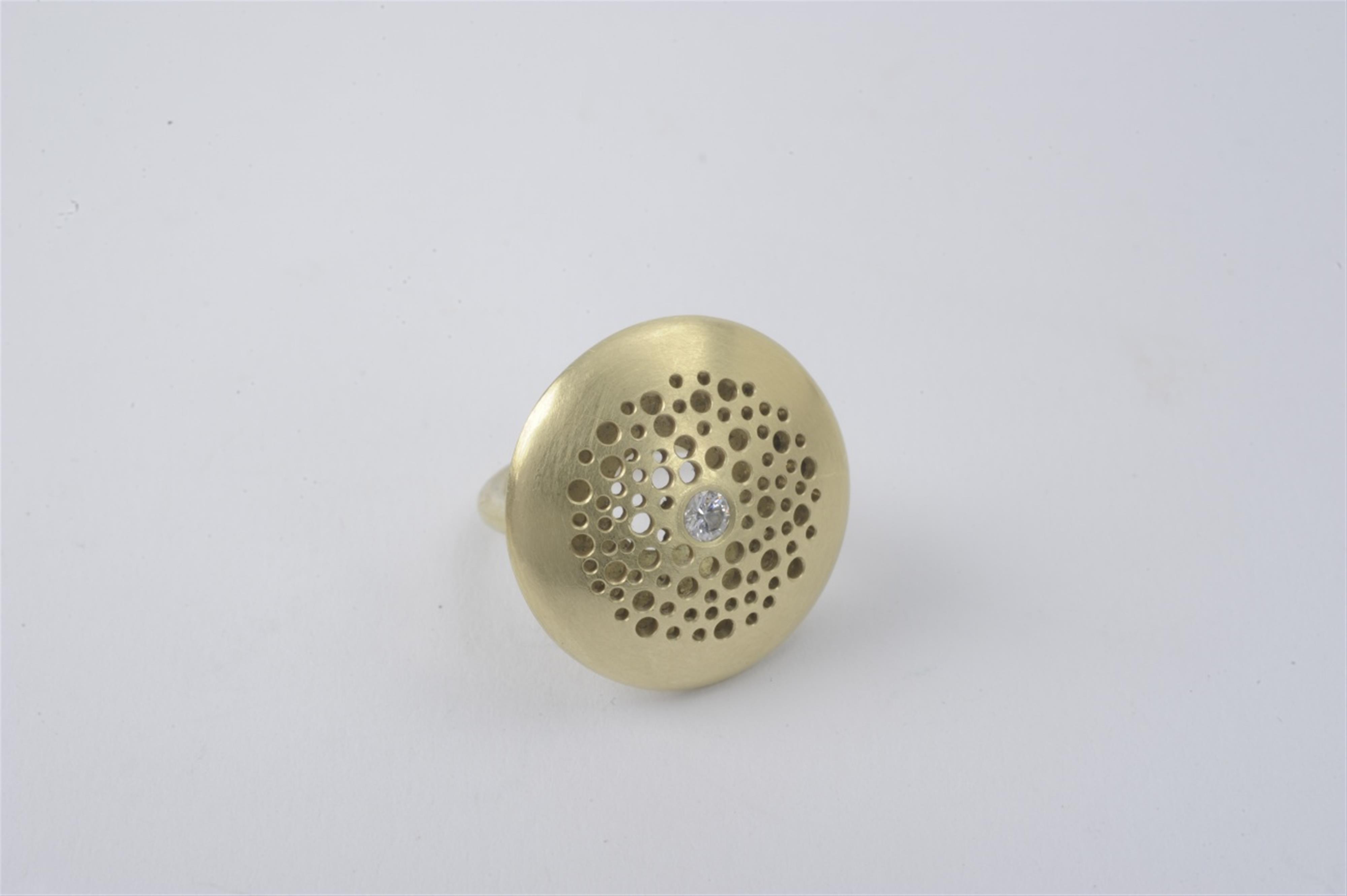 An 18k gold openwork ring - image-1