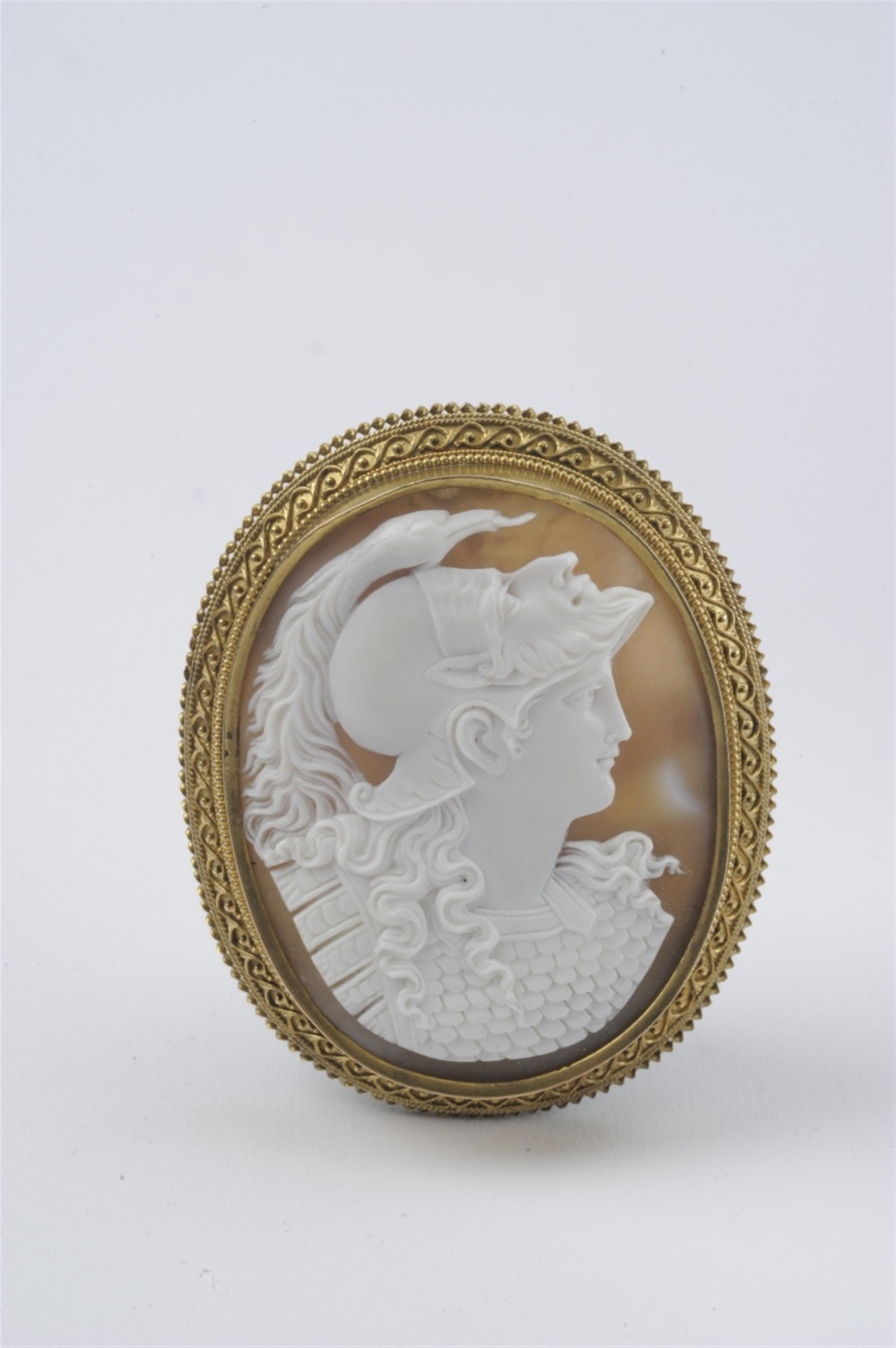 An 18k gold brooch with a shell cameo - image-1