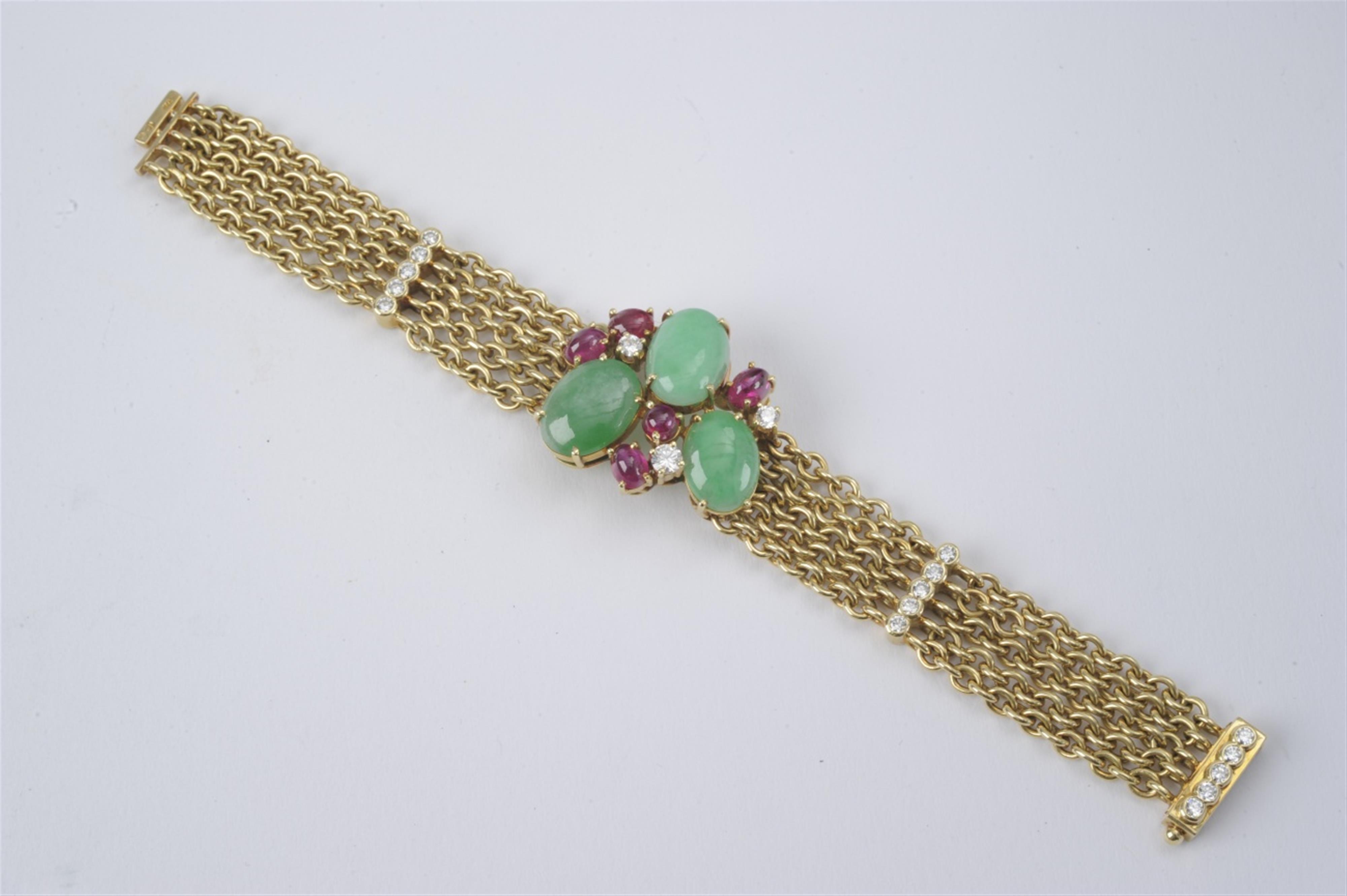 An 18k gold and jade bracelet - image-1