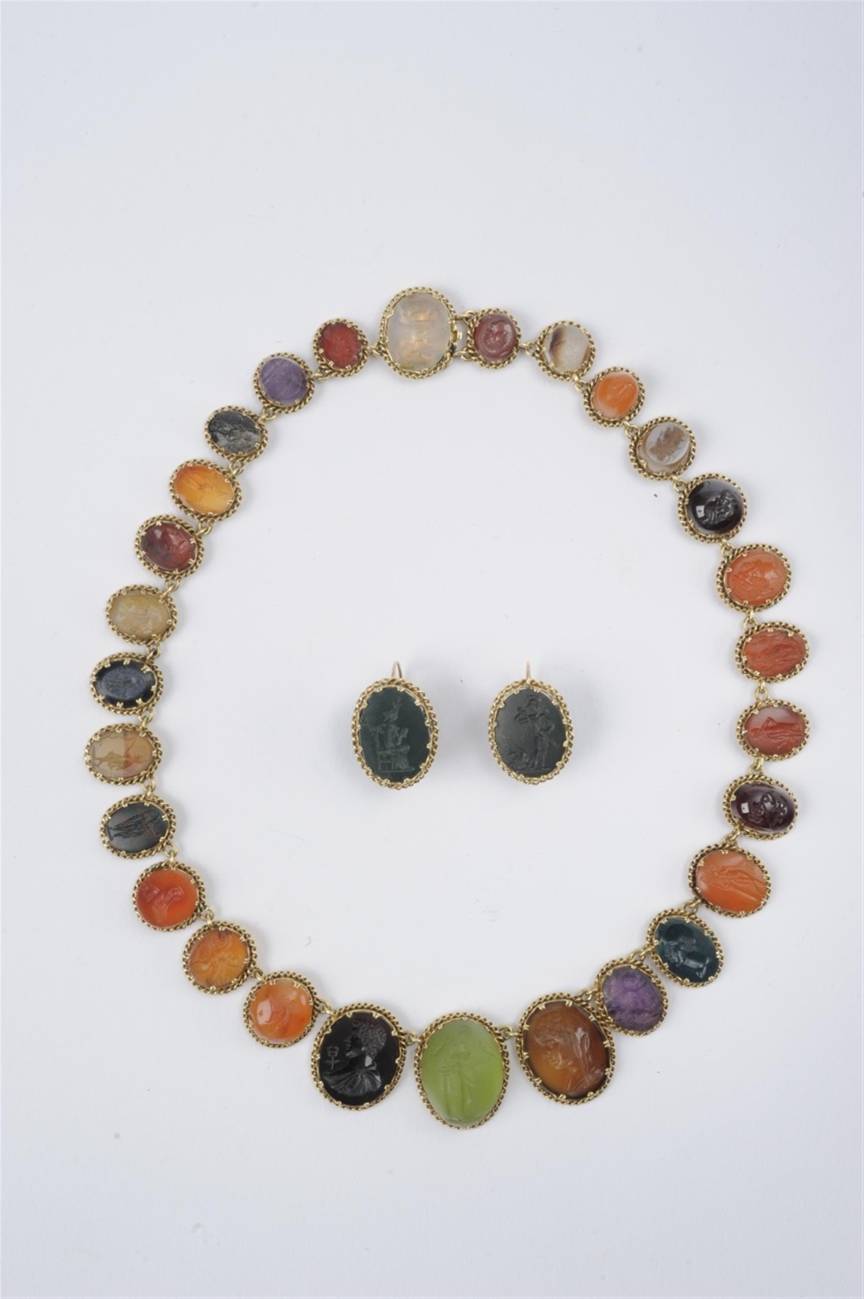 A rare 18k gold collier with Classical intaglios - image-1