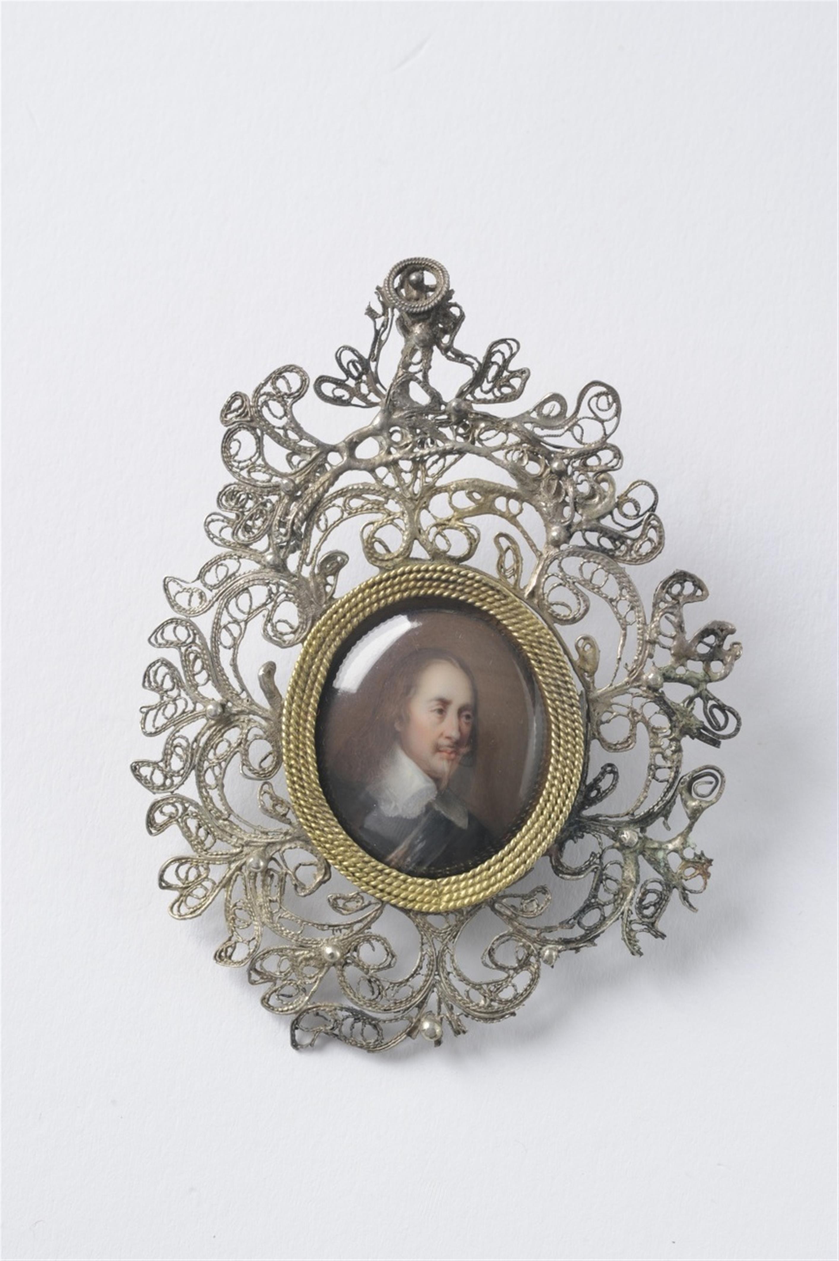A portrait miniature of a courtly Baroque gentleman - image-2