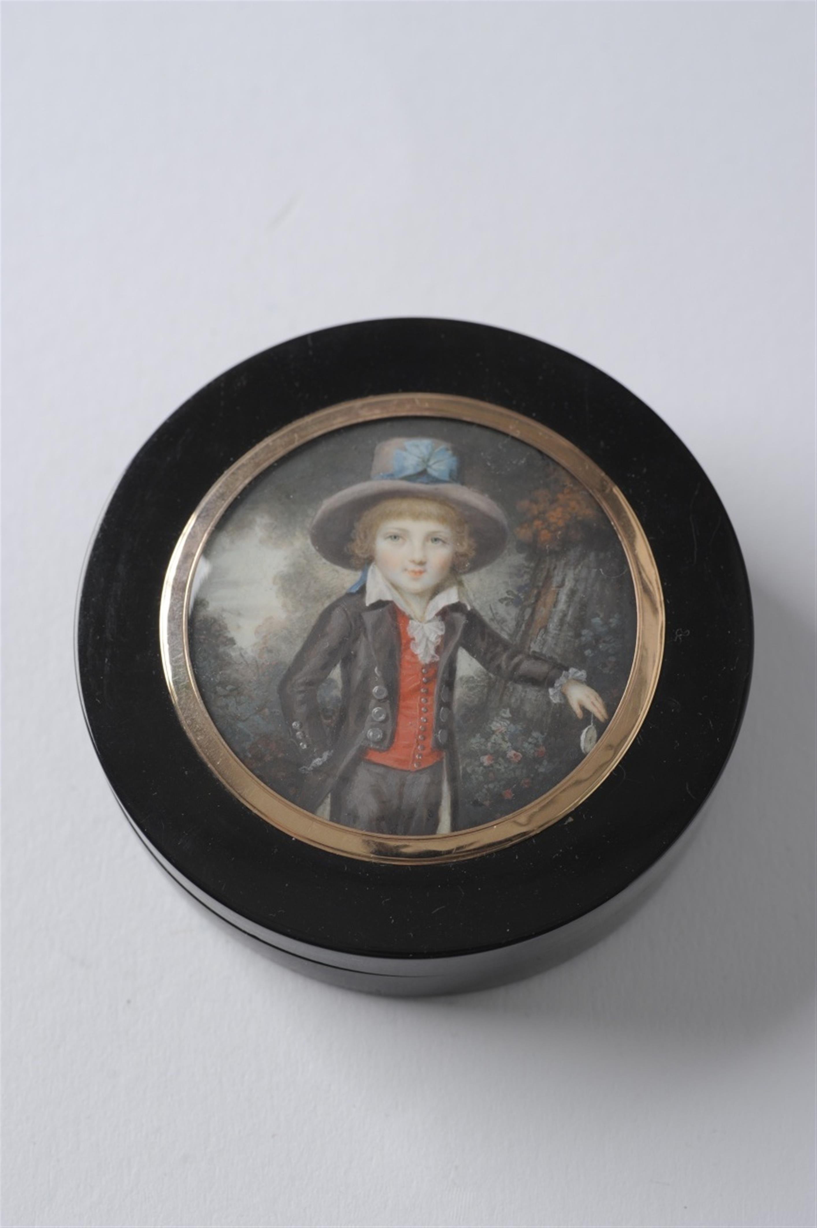 A French Louis XVI tortoiseshell box with portrait miniatures - image-1