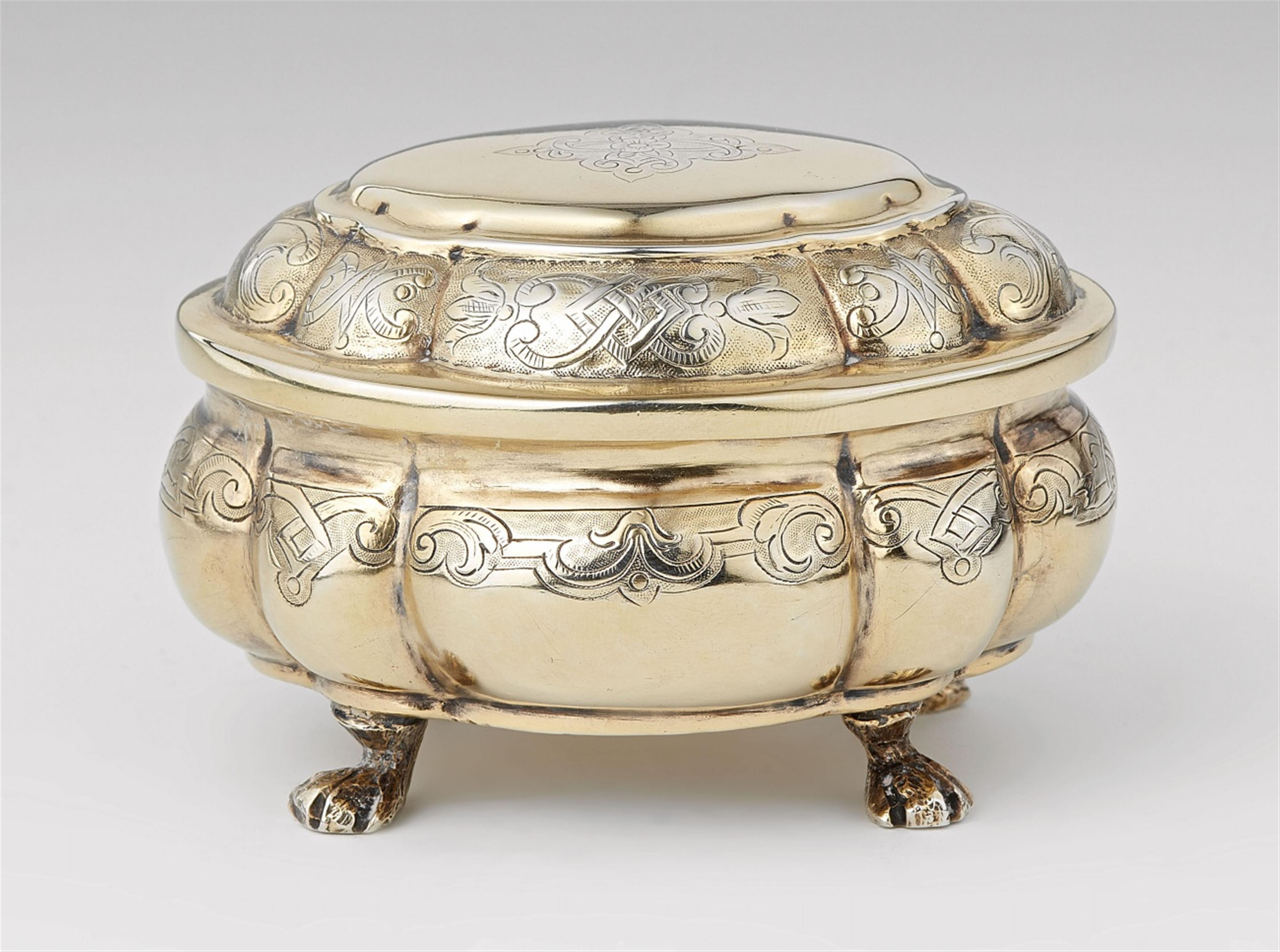 A small régence Augsburg silver gilt toilette box - image-1