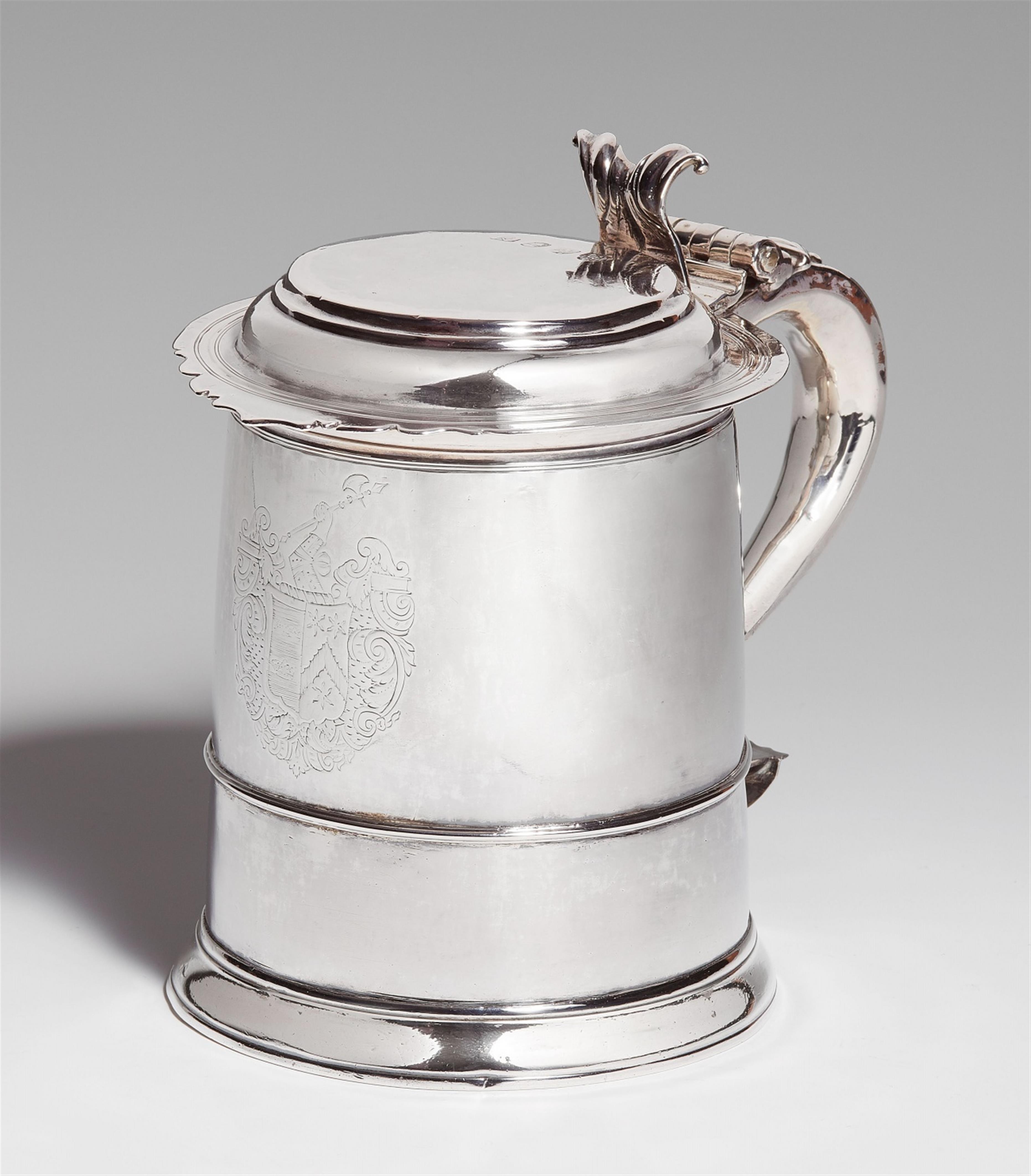 A Queen Anne London silver tankard - image-1
