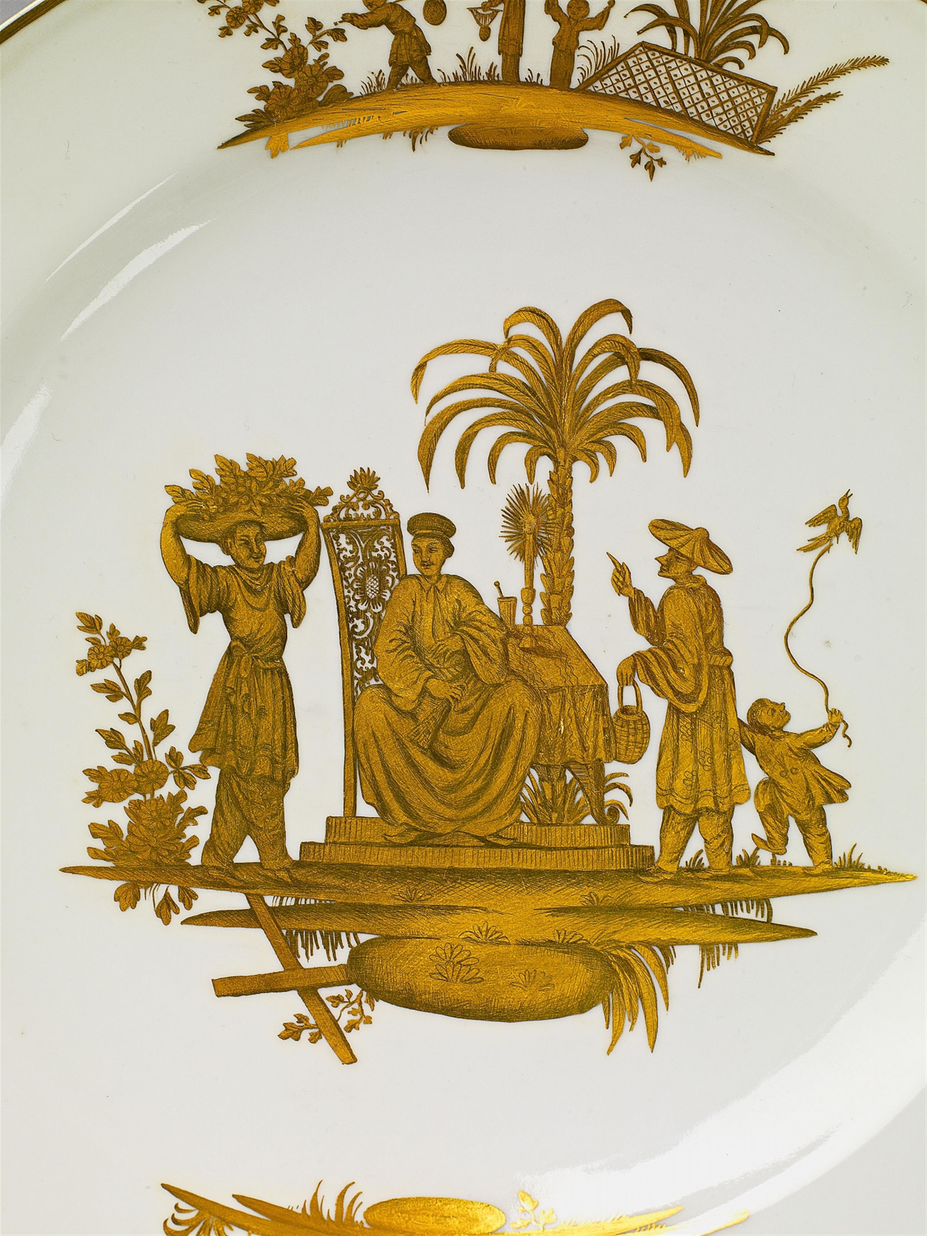 A Meissen porcelain plate with chinoiserie scenes - image-2