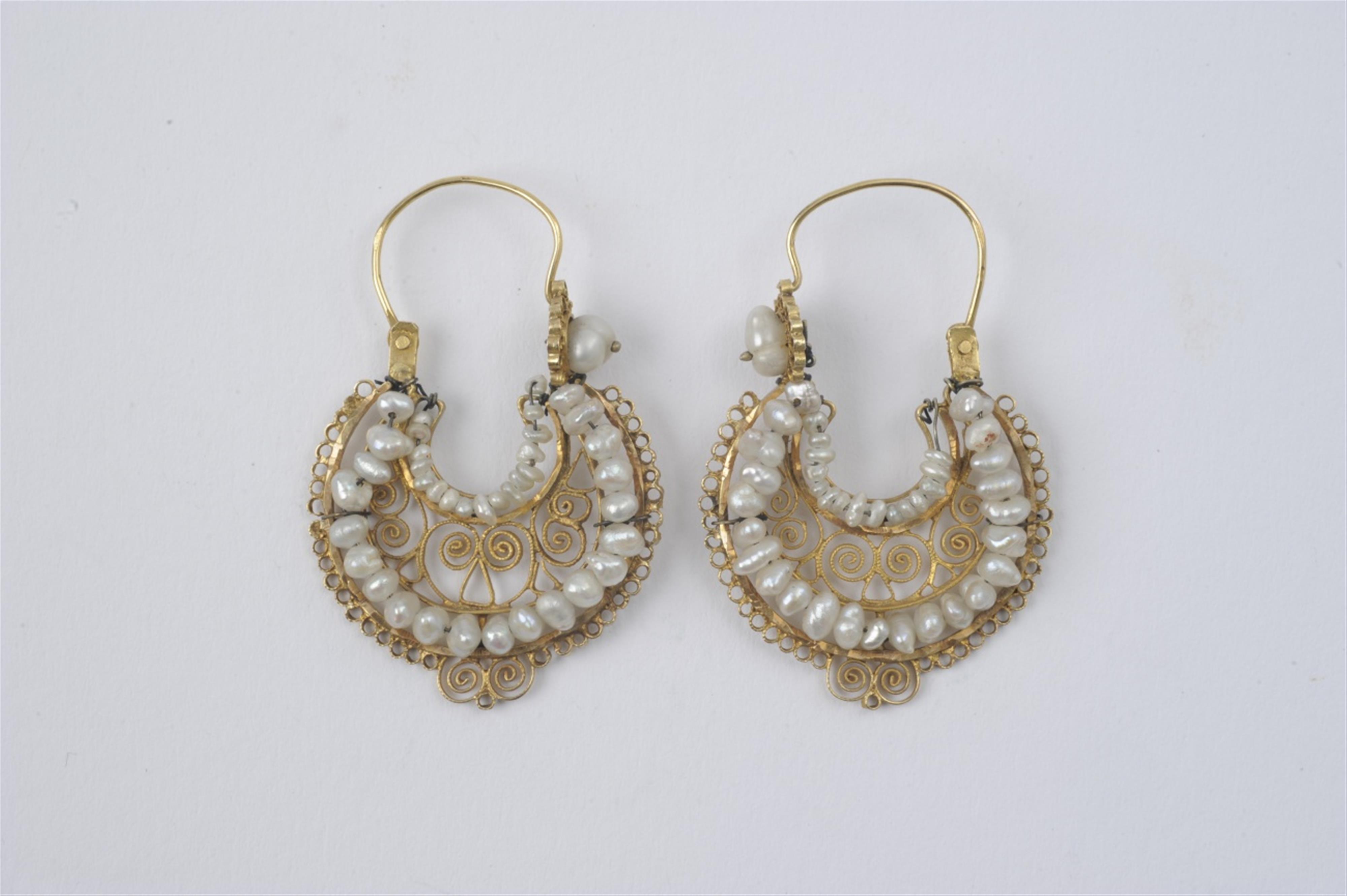 A pair of 14k gold Oaxaca pendant earrings - image-1