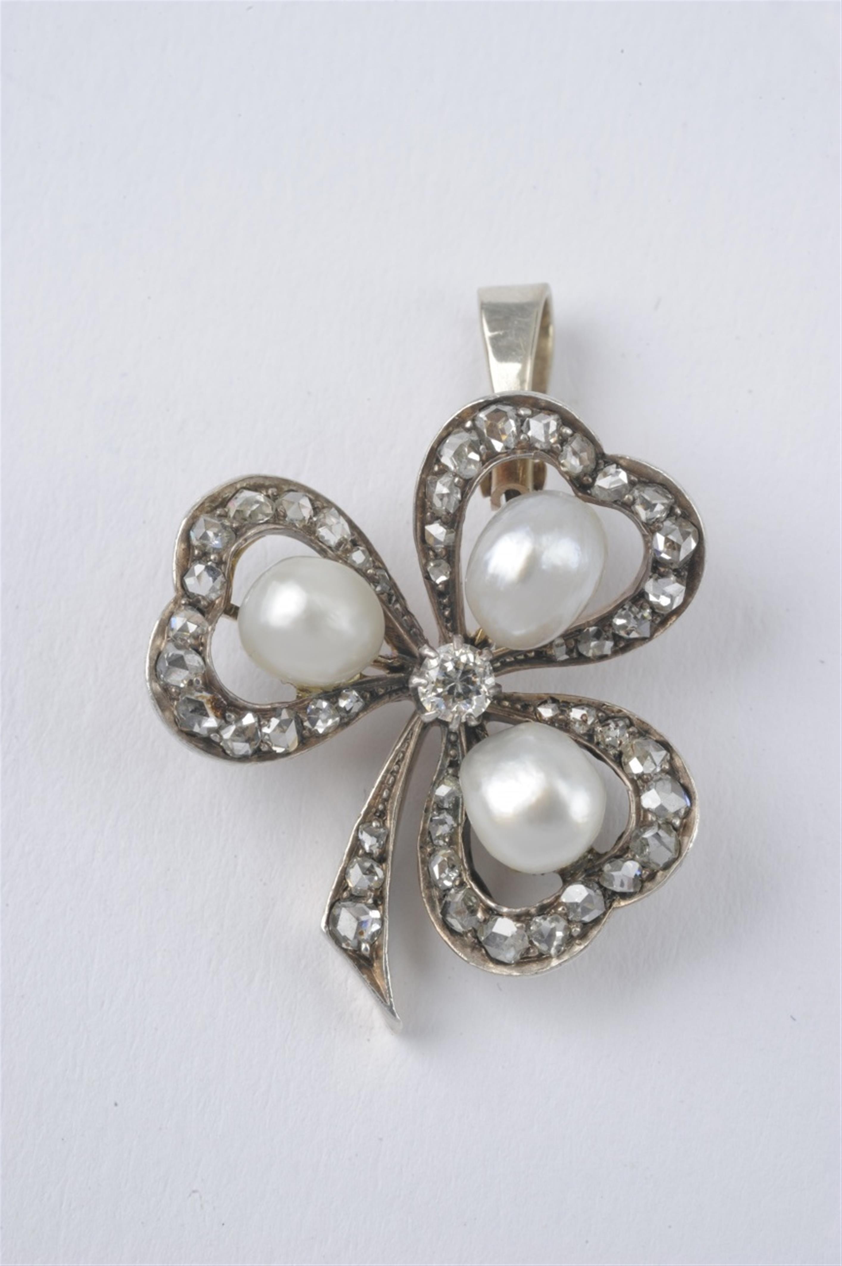 A 14k gold and silver clover leaf pendant - image-1