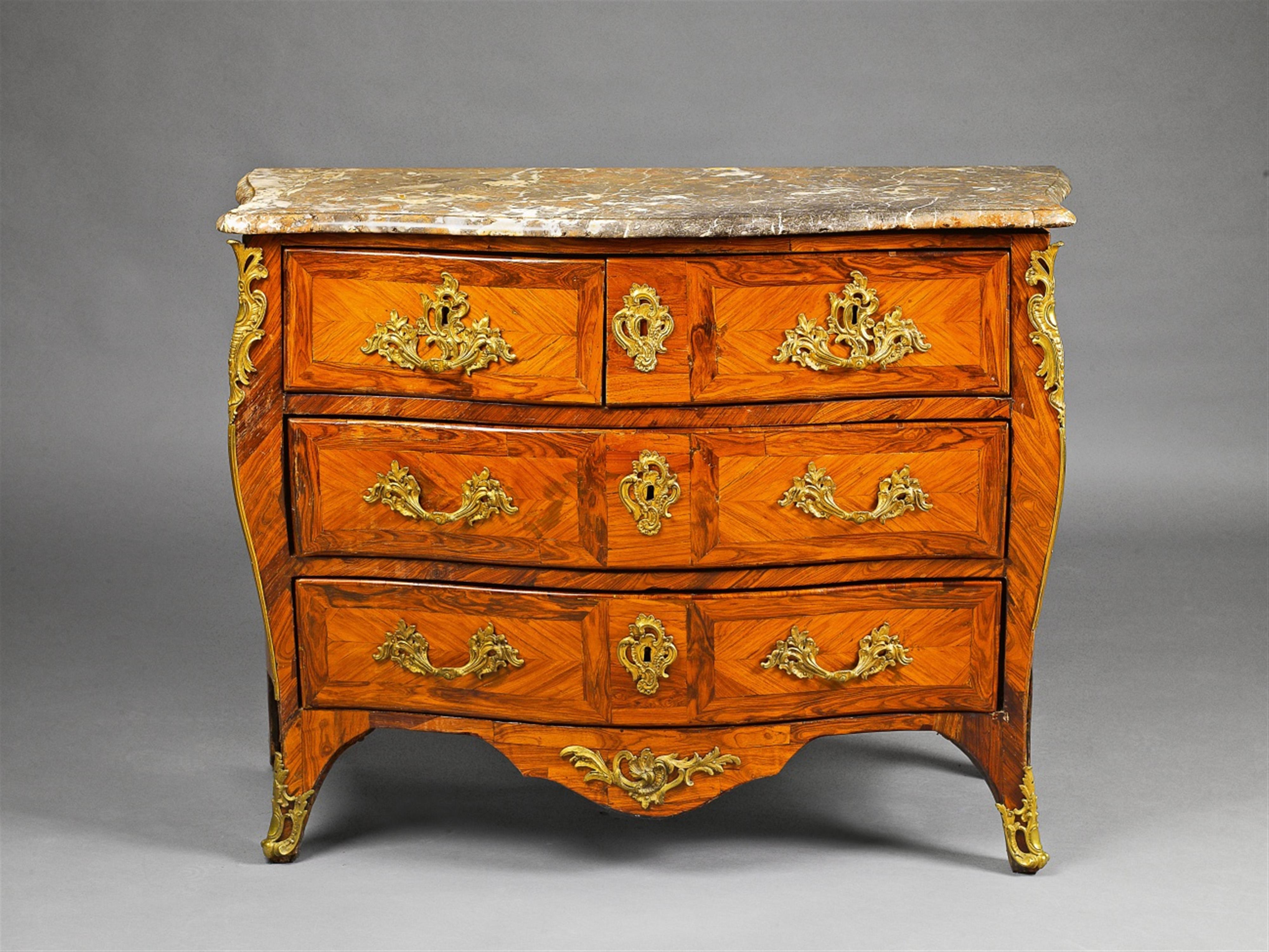 A Louis XV style chest-of-drawers - image-1