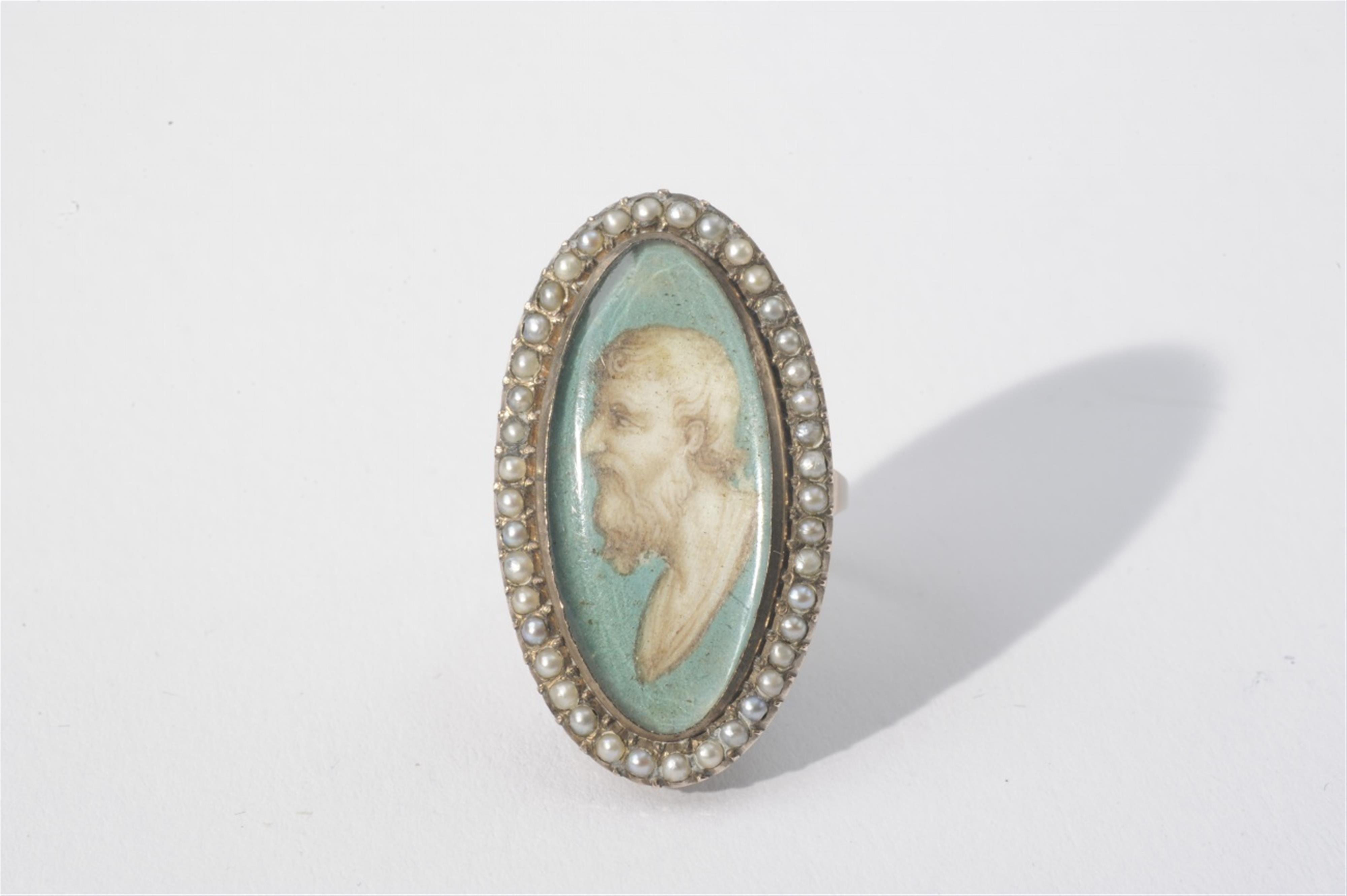 A Neoclassical 9k red gold ring with a portrait miniature - image-1