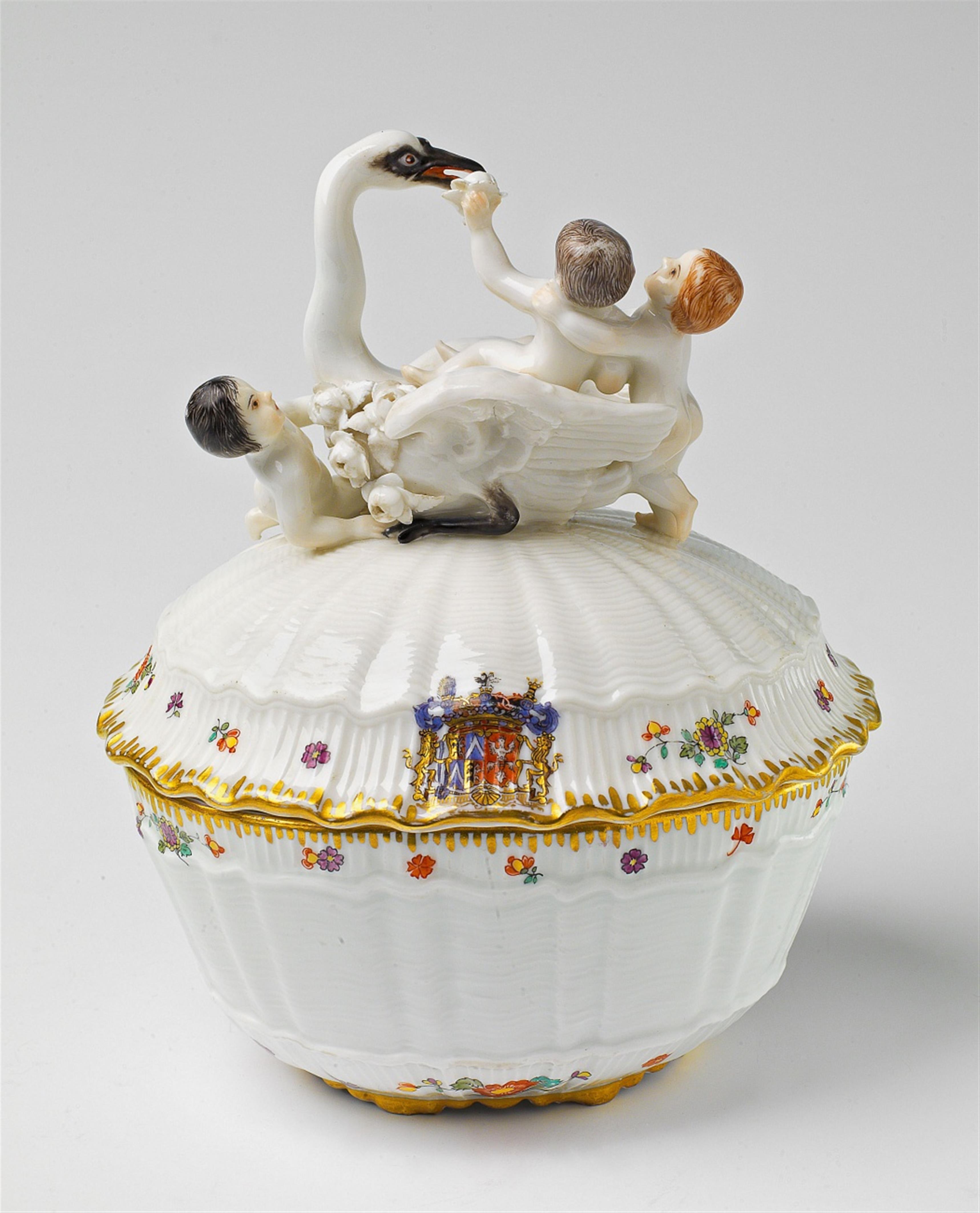 A small Meissen porcelain tureen from the Swan Service - image-4