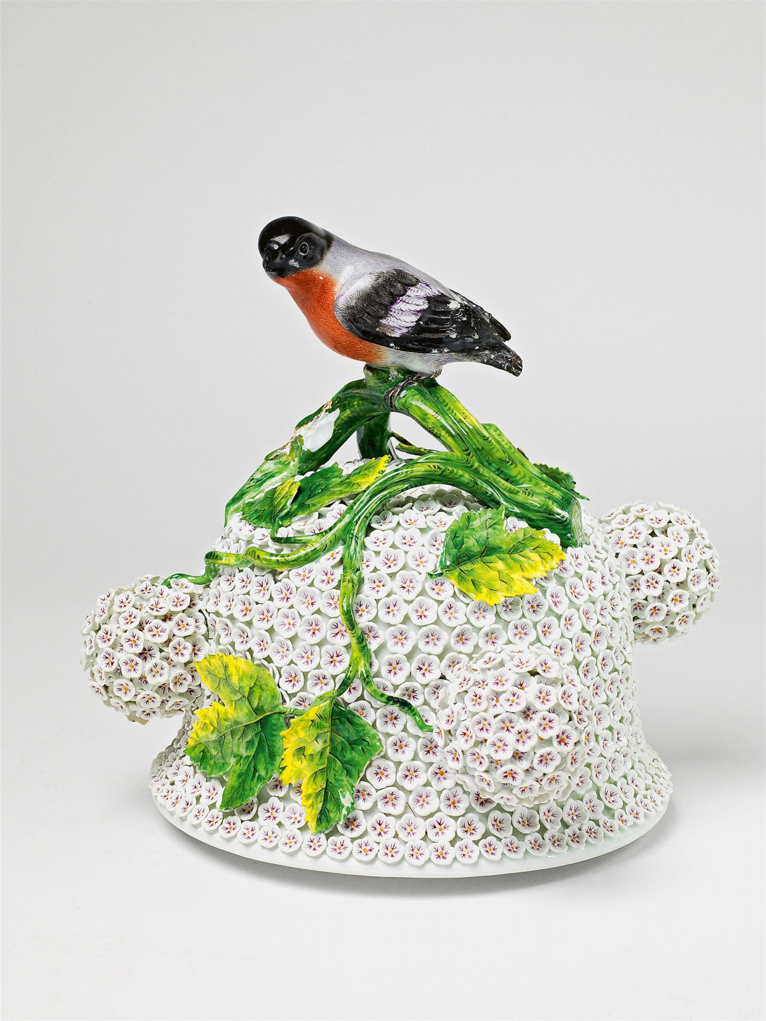 A Meissen porcelain "schneeballen" vase - image-6