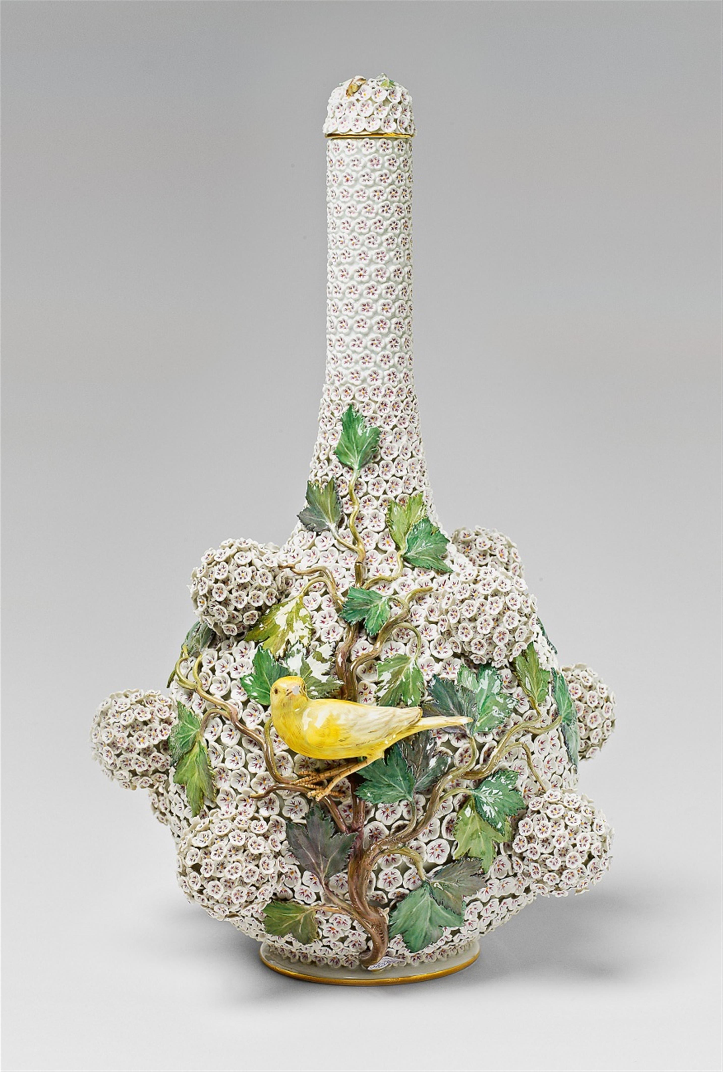 A Meissen porcelain snowball vase - image-1