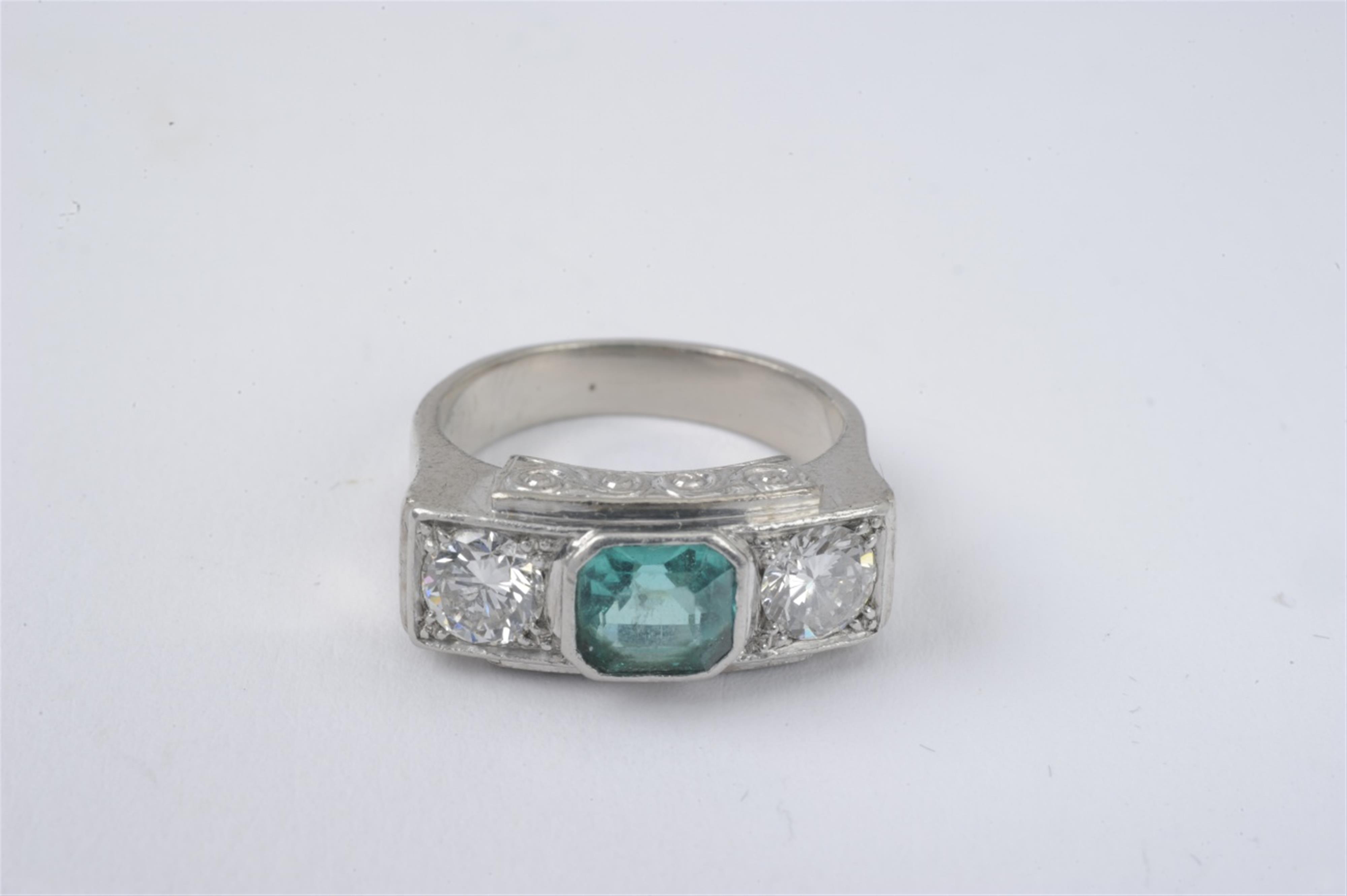A platinum and emerald three stone ring - image-1