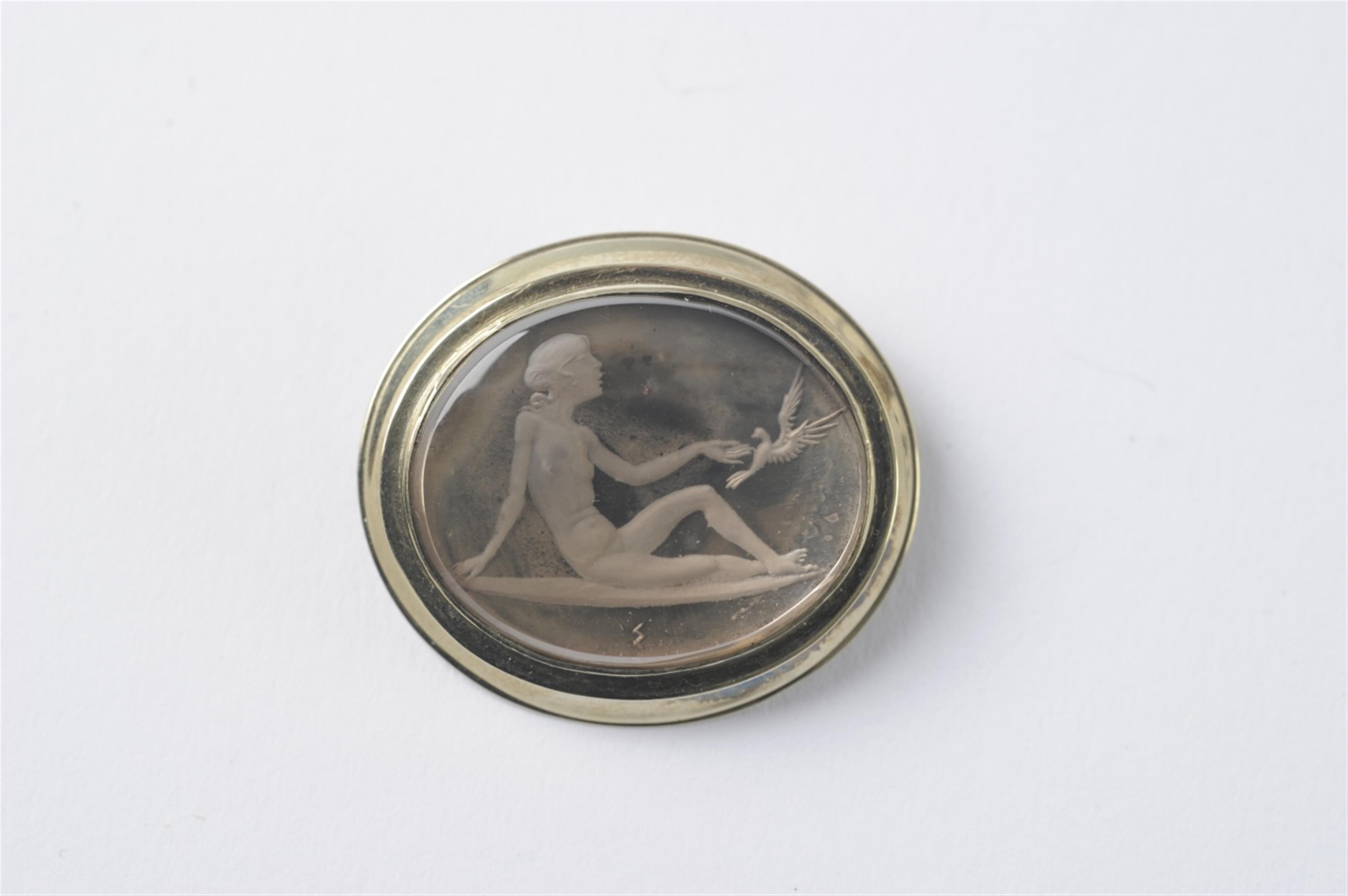 An 18k gold brooch with a signed cameo - image-1