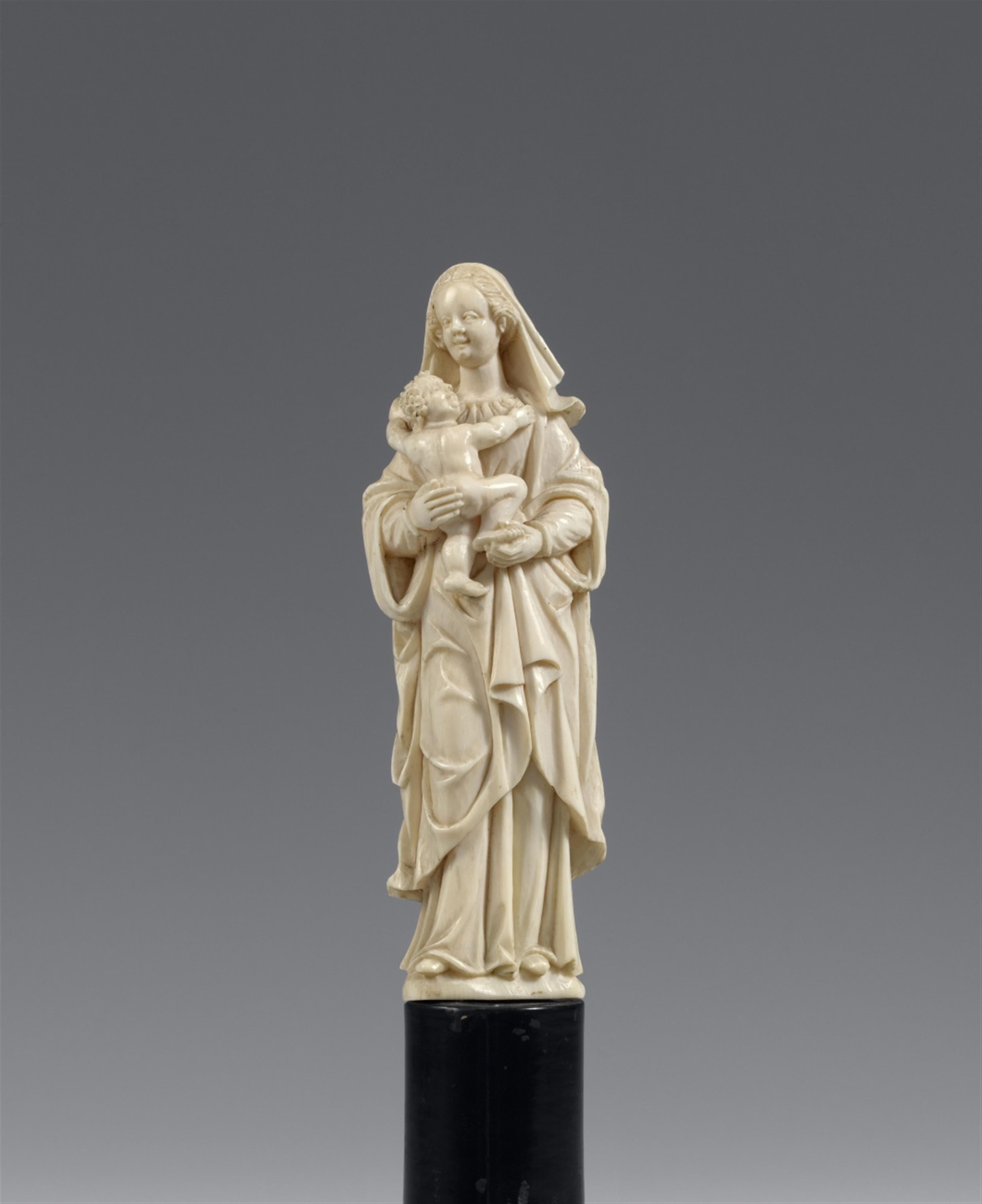 Flemish 2nd half 17th century - A Flemish ivory figure of the Virgin and Child, second half 17th century - image-1