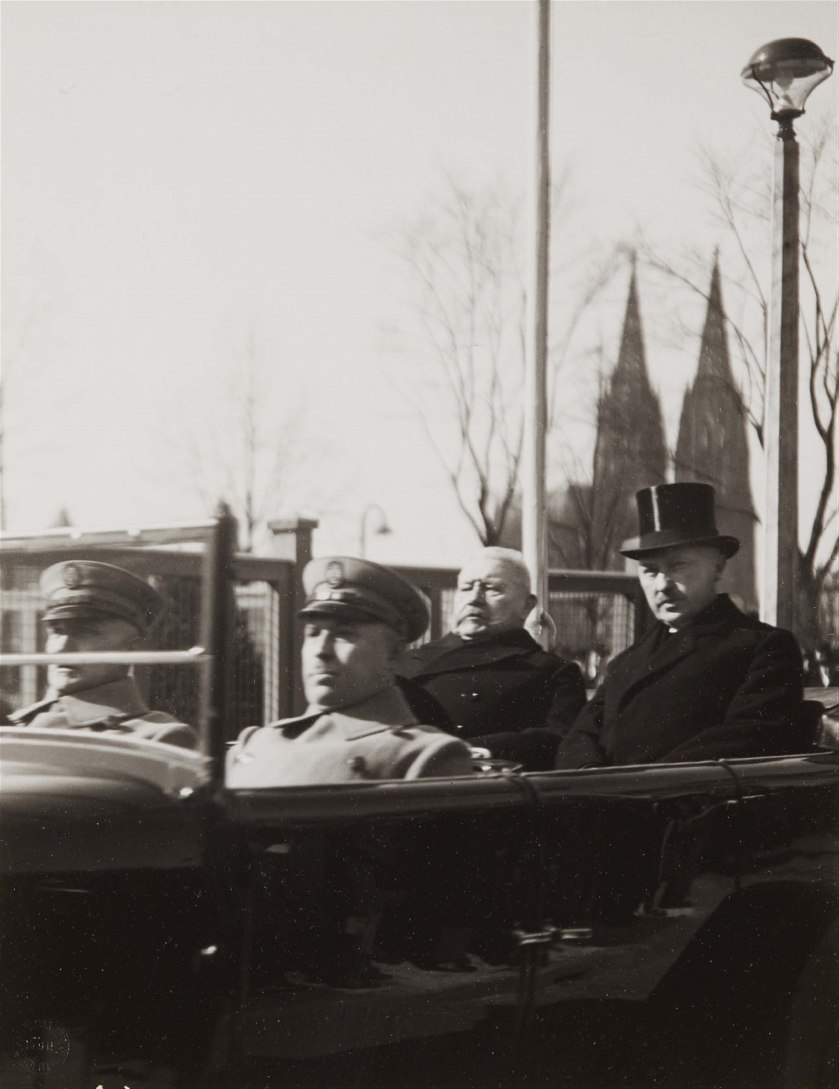 August Sander - Präsident Paul von Hindenburg und Oberbürgermeister Konrad Adenauer - image-1