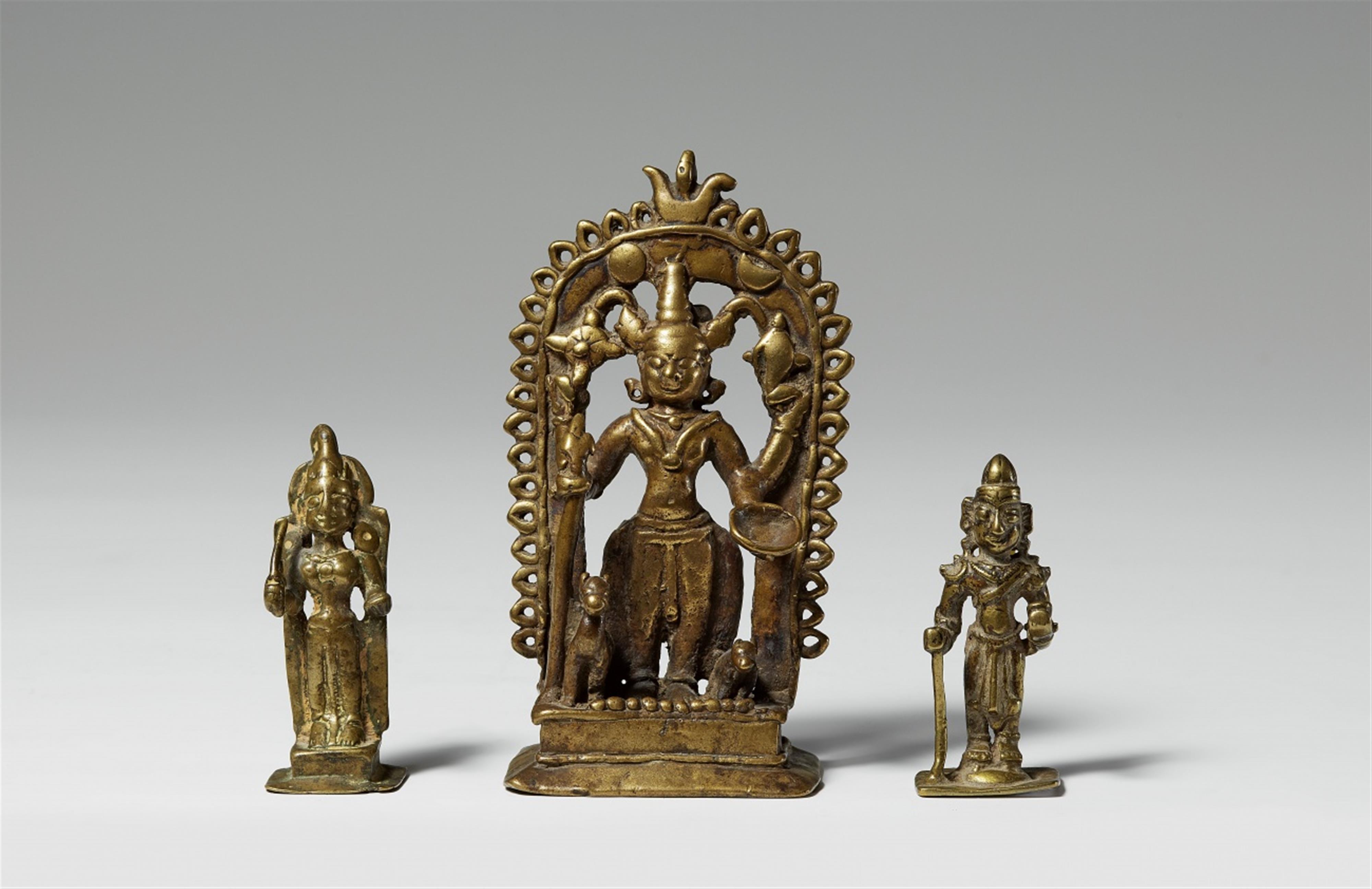 Drei Figuren des Bhairava. Gelbguss. Zentralindien, wohl Maharashtra. 19. Jh. - image-1