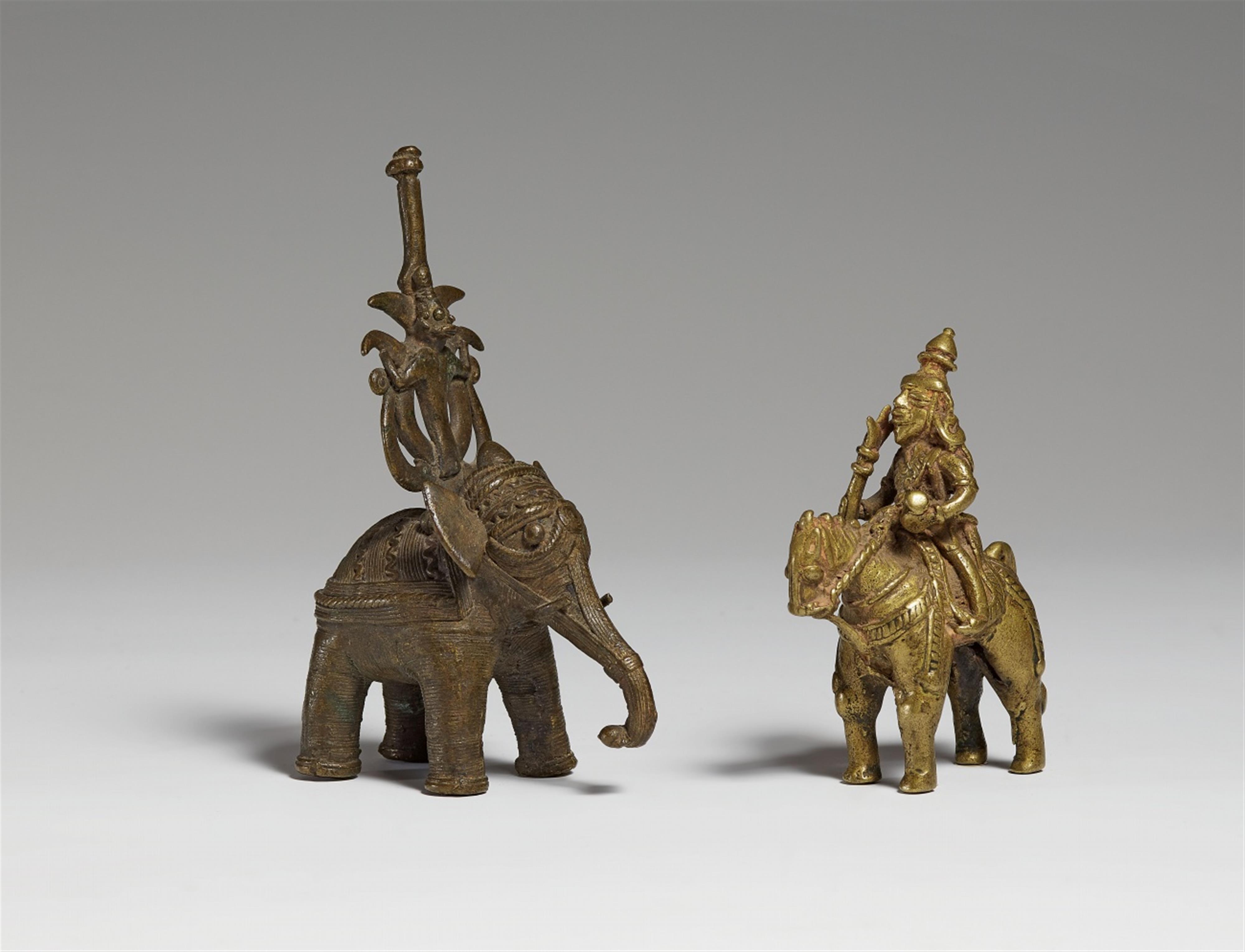 Zwei Reiterfiguren. Bronze/Gelbguss. Zentralindien, verschiedene Regionen. 19./20. Jh. - image-1