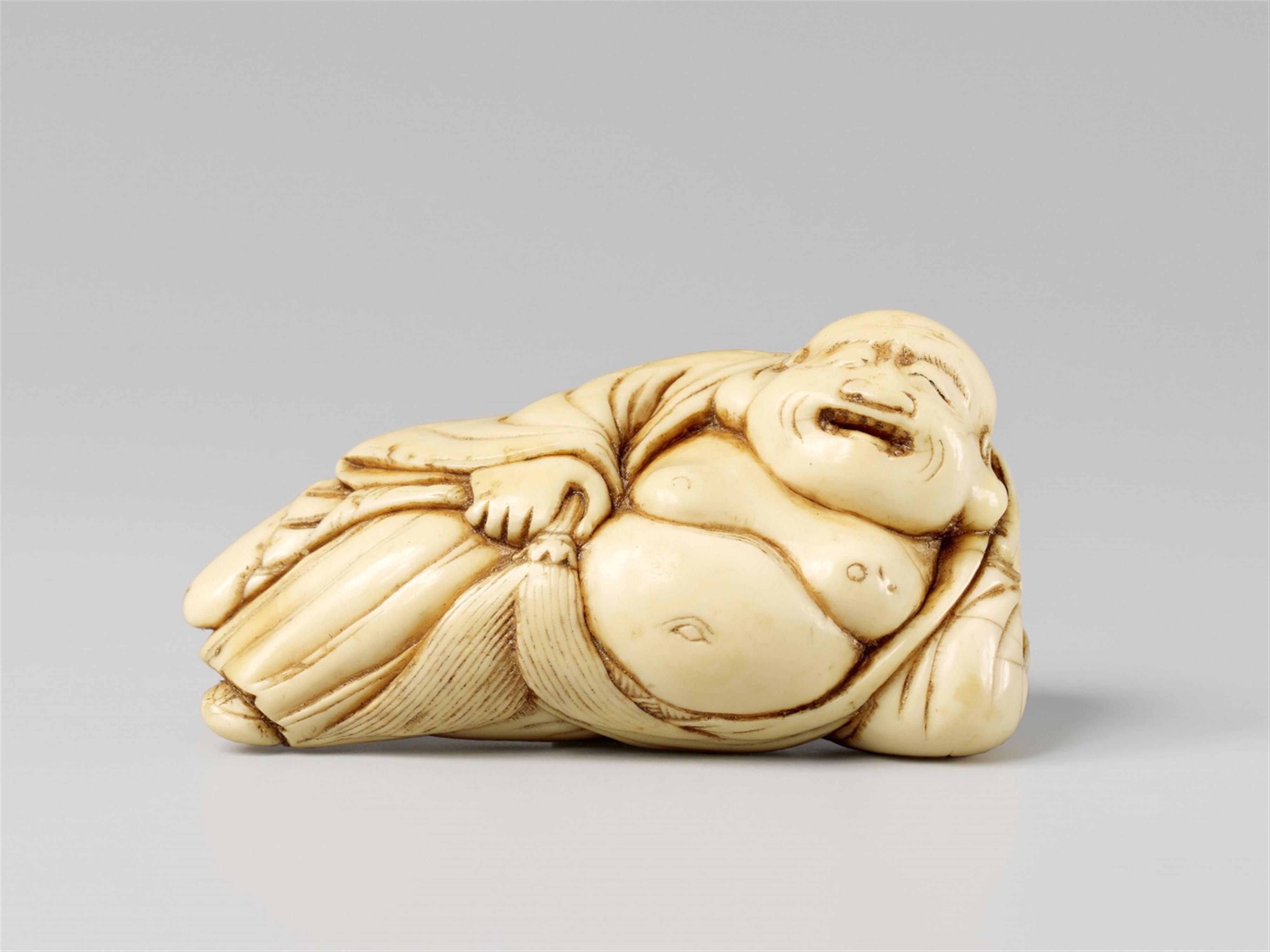 An ivory netsuke of a laughing Hotei. 18th century - image-1