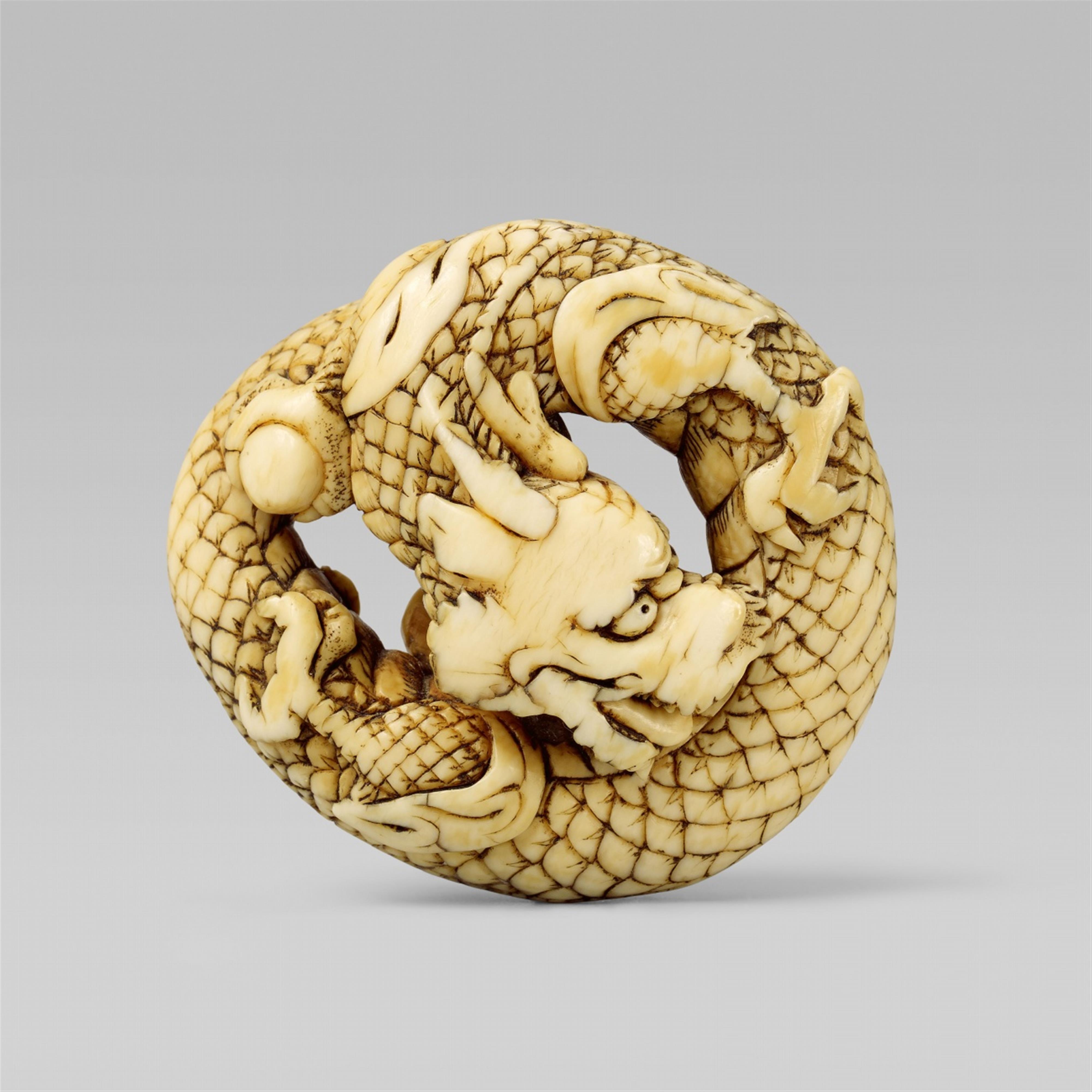 An ivory netsuke of a coiled dragon. 18th century - image-1