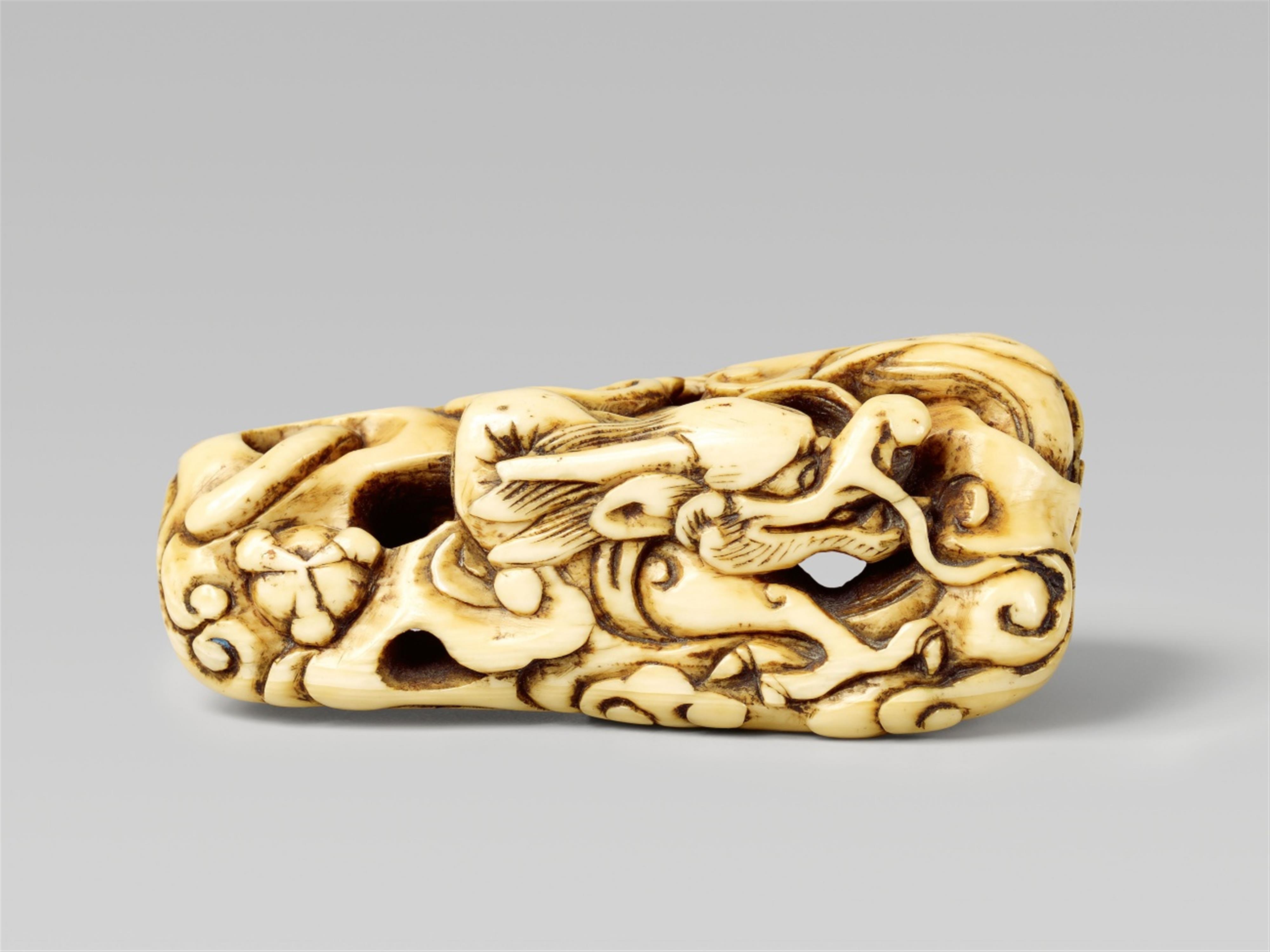 An ivory netsuke of a dragon. Late 18th century - image-1