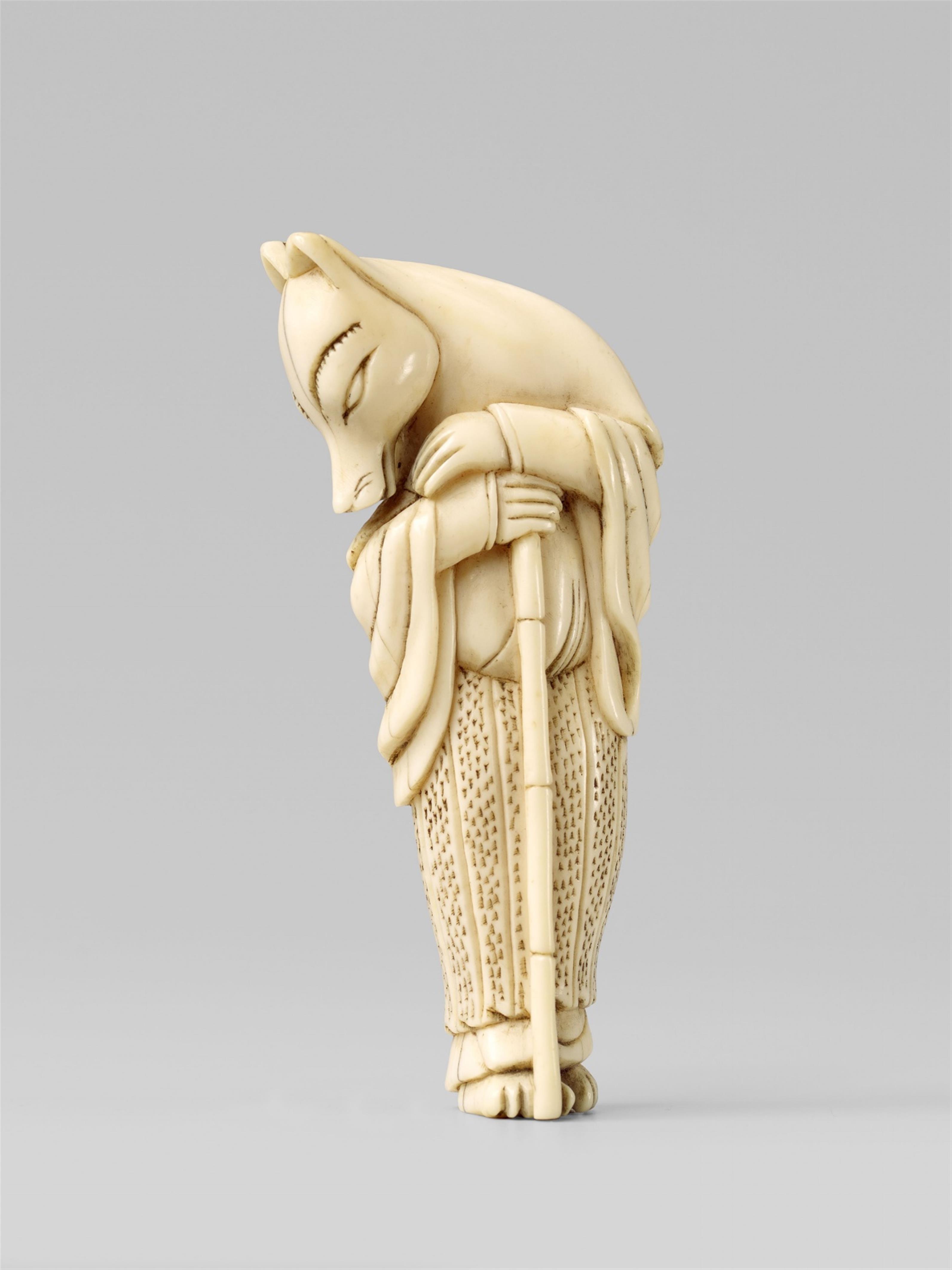 An ivory netsuke of the fox-priest Hyakuzôsu. Early 19th century - image-1