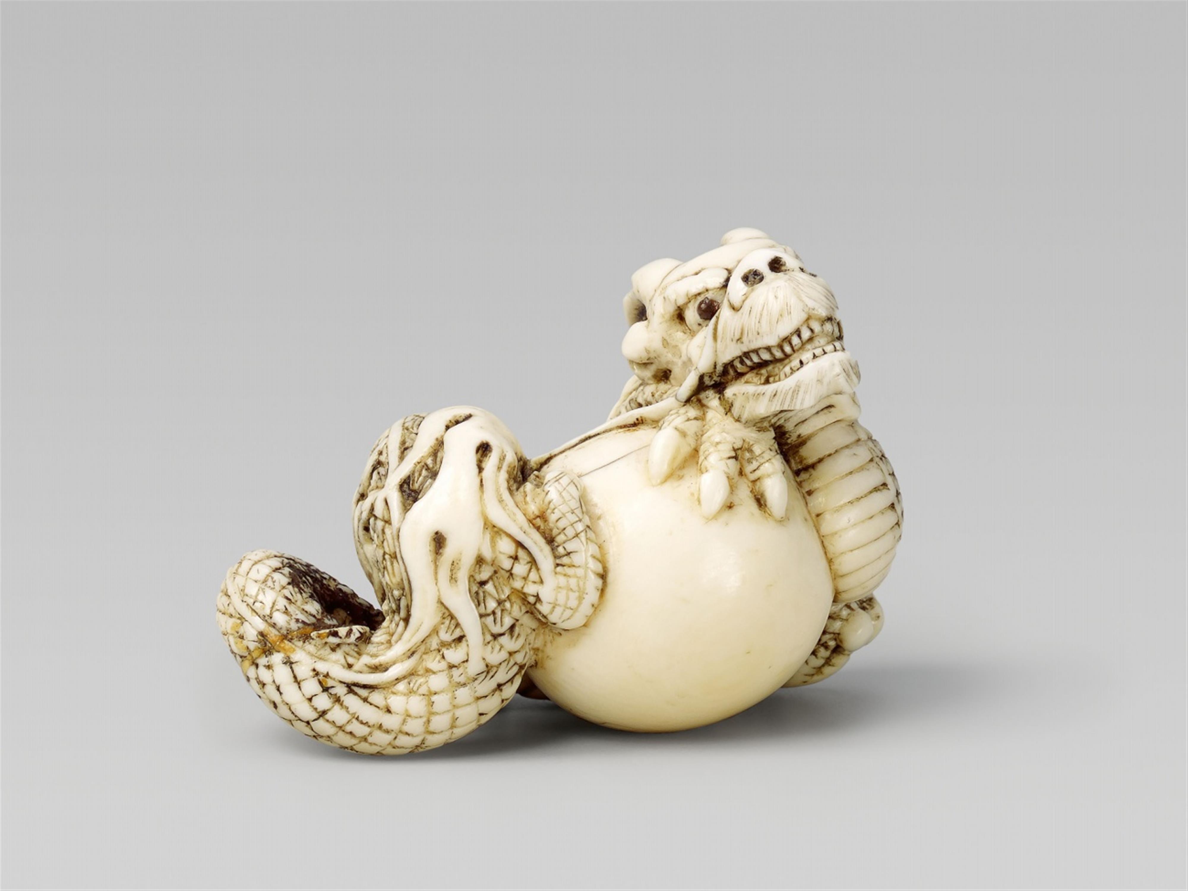 An unusual large ivory netsuke of a dragon. 19th century - image-1