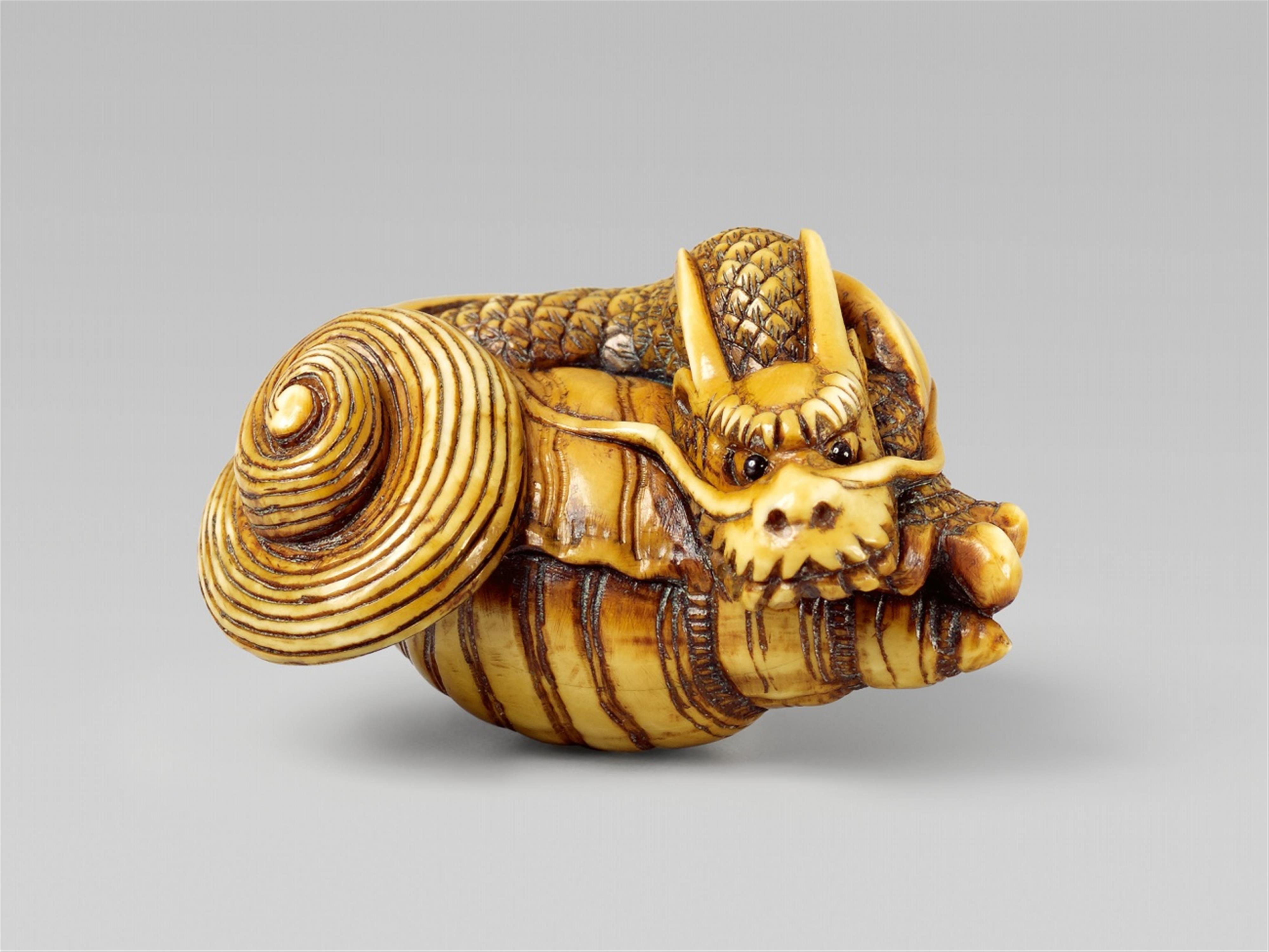 A stained ivory netsuke of a three-clawed dragon. Second half 19th century - image-1