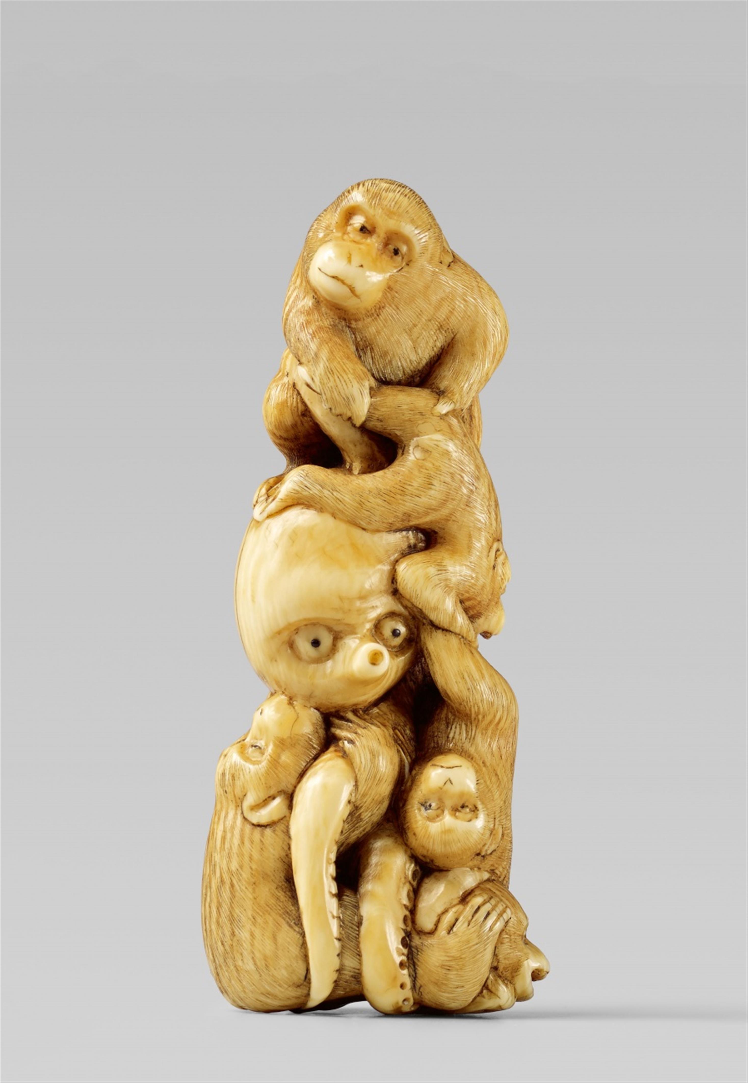 An ivory netsuke of five monkeys and an octopus. Second half 19th century - image-1