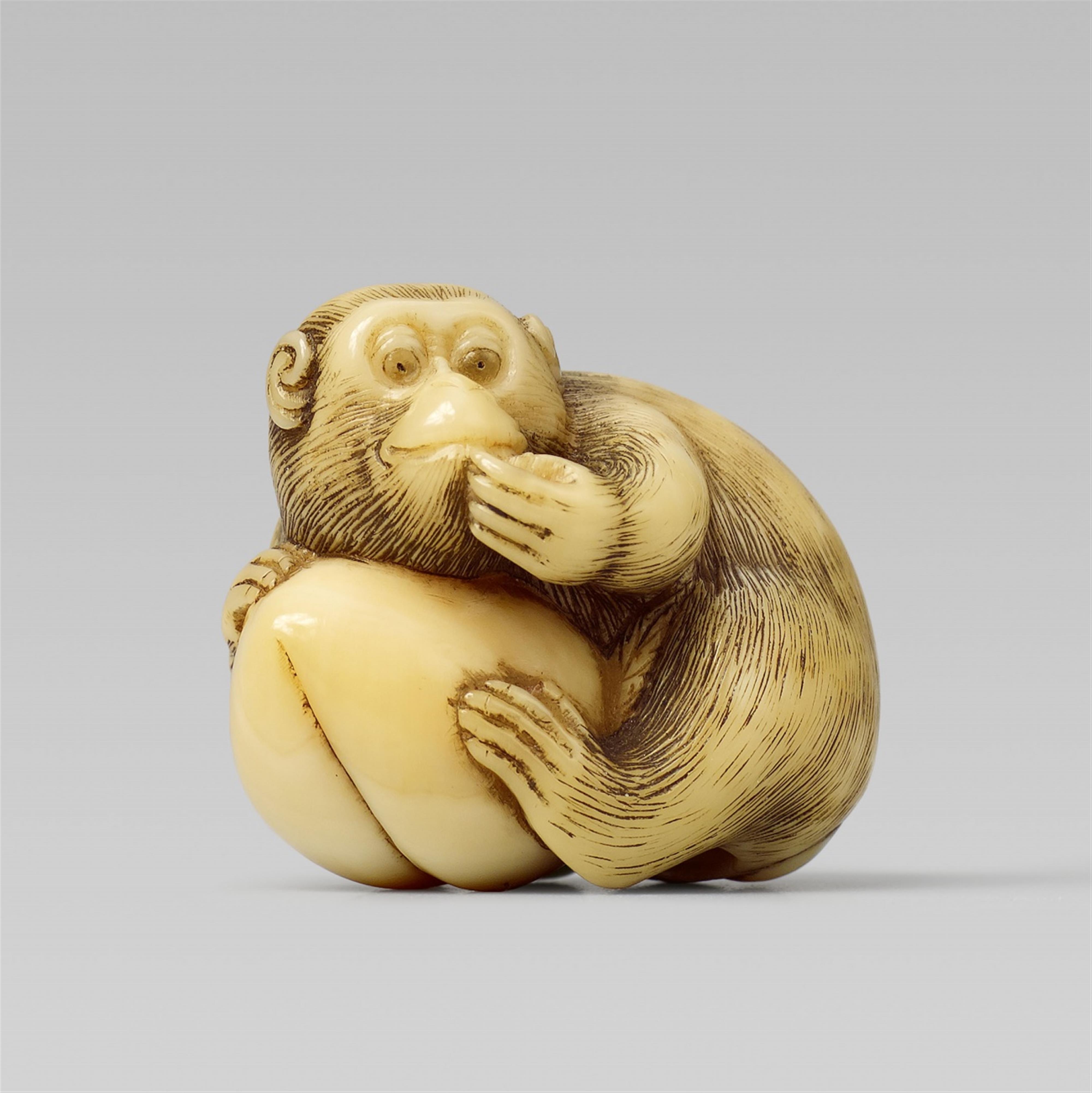 An ivory netsuke of a monkey. Early 19th century - image-1