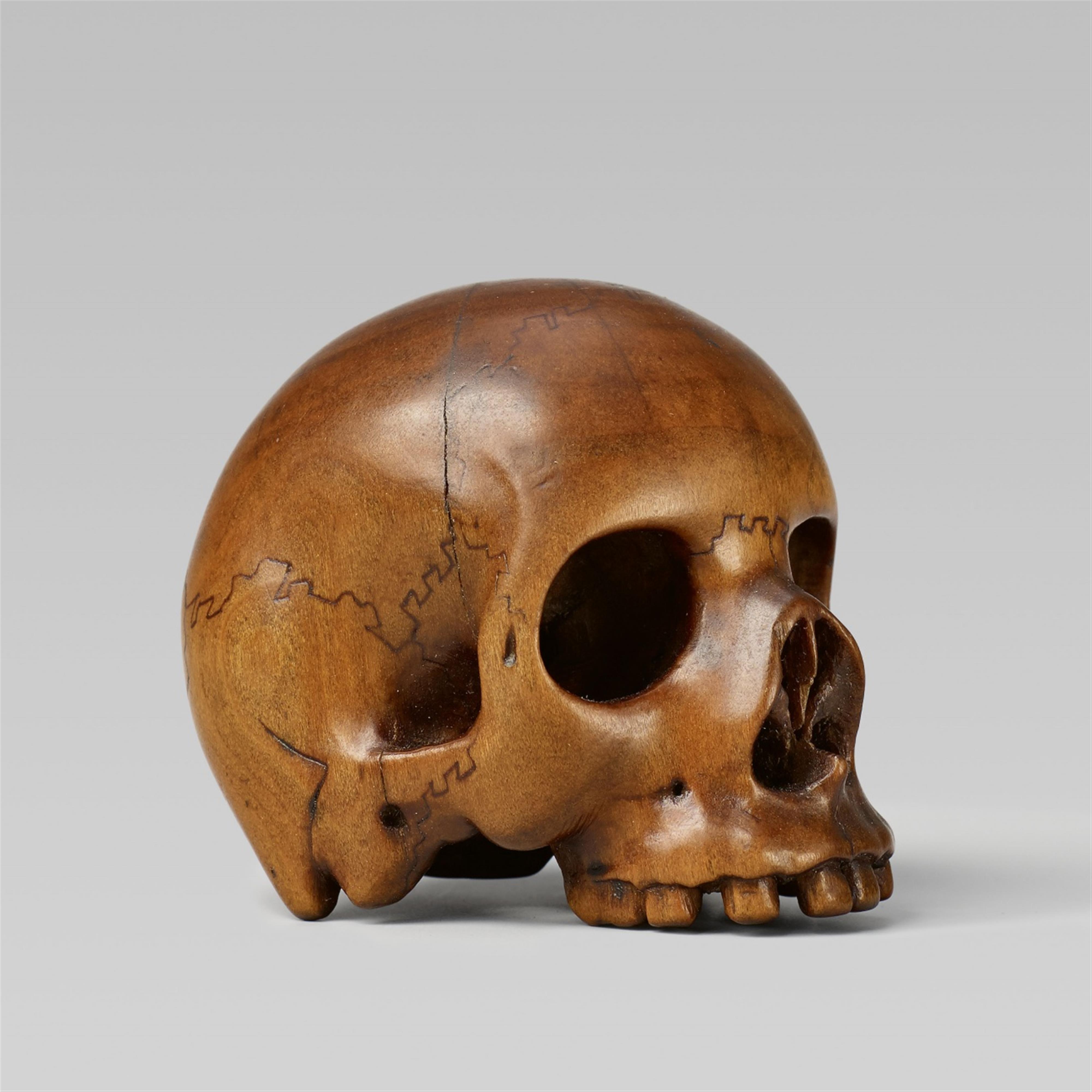 A fine boxwood netsuke of a skull, by Gyokumin. Second half 19th century - image-1