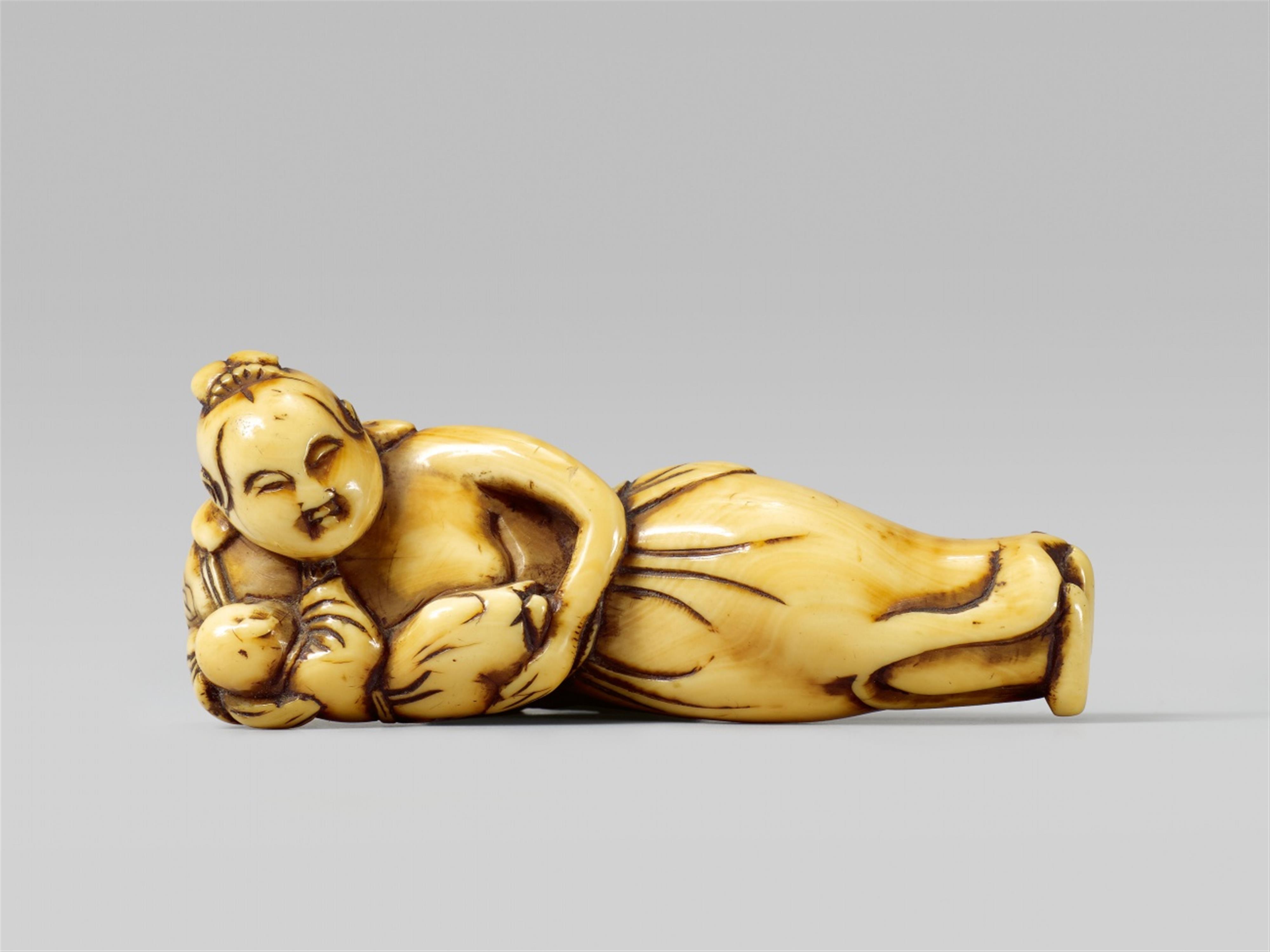 An interesting ivory netsuke of a Chinese woman with a boy. 18th century - image-1