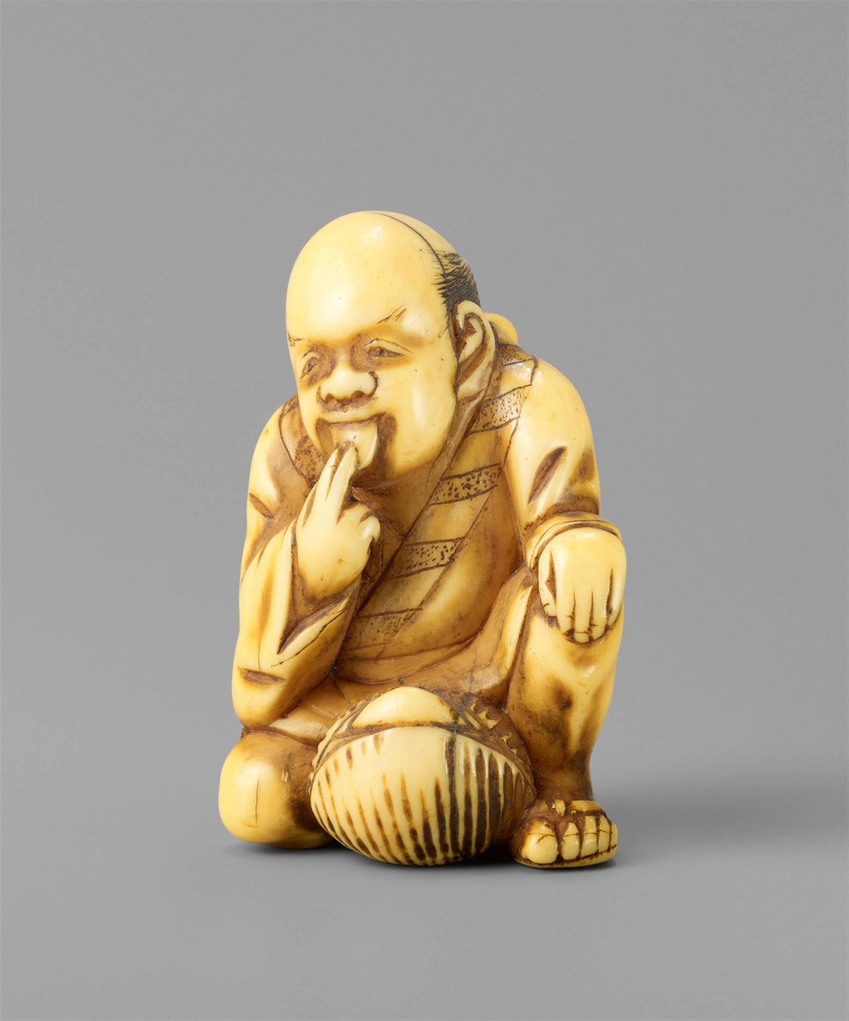 An ivory shunga netsuke of a peasant with a clam, by Tomotsugu. Mid-19th century - image-1