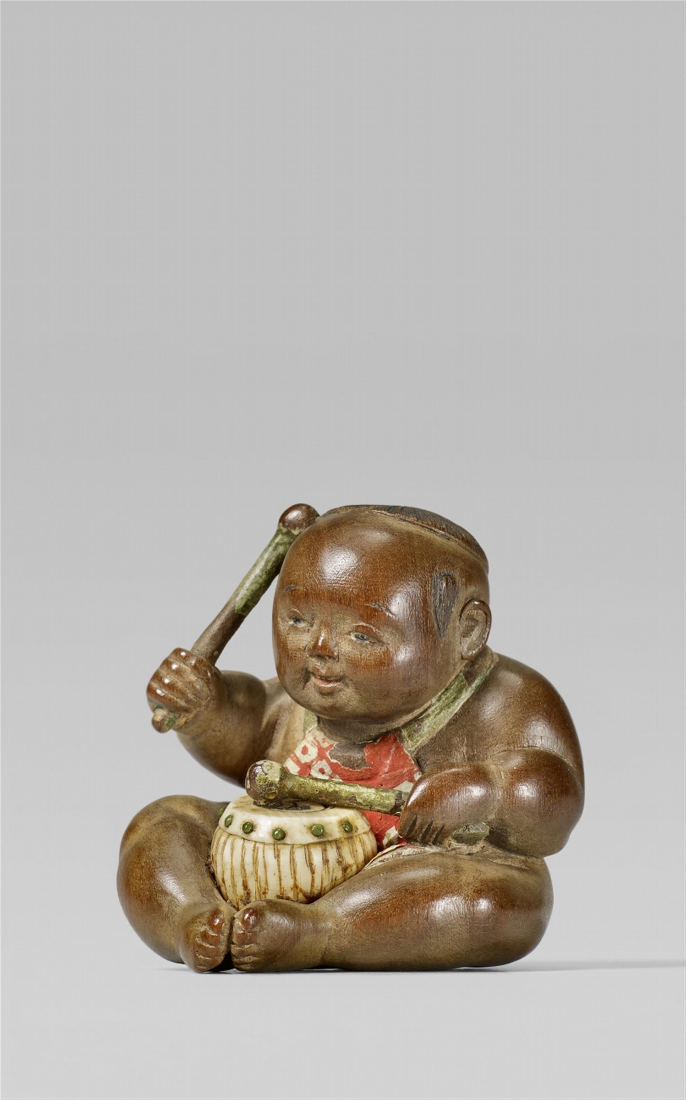 A polychromed wood netsuke of a drumming boy. Late 19th century - image-1