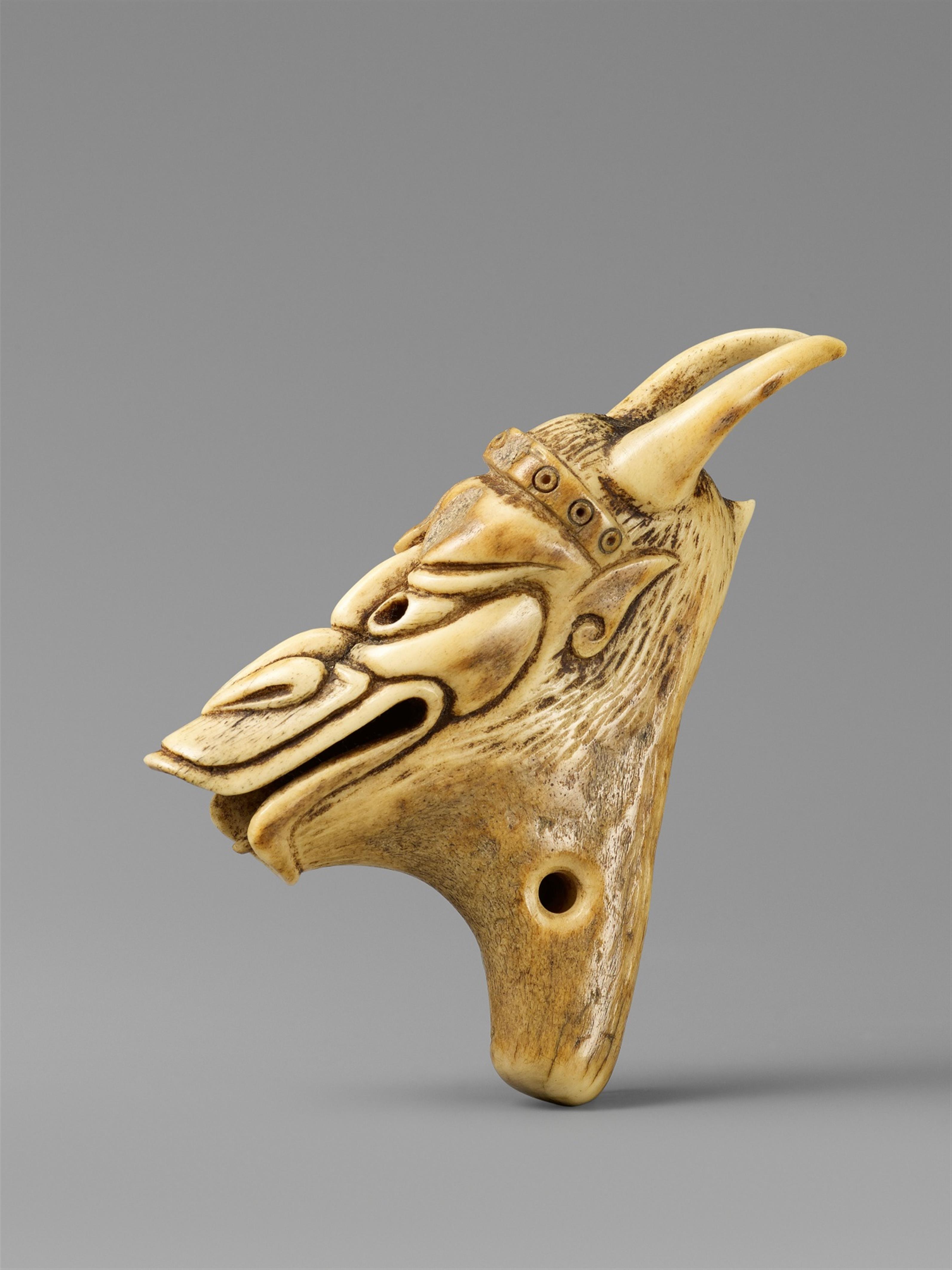 A stag antler netsuke of a fabulous beast. Late 19th century - image-1