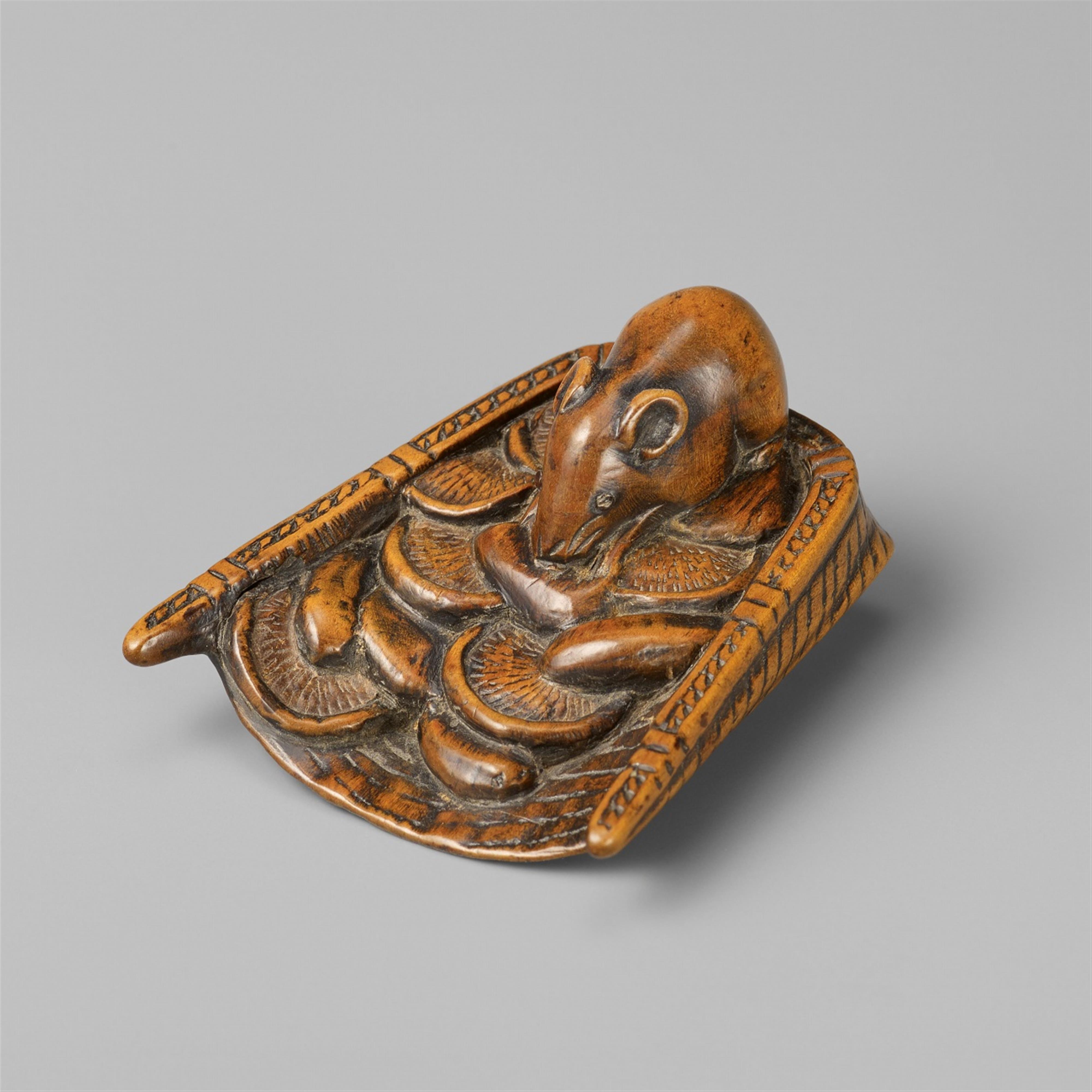 A wood netsuke of a rat on a winnowing basket. 19th century - image-1