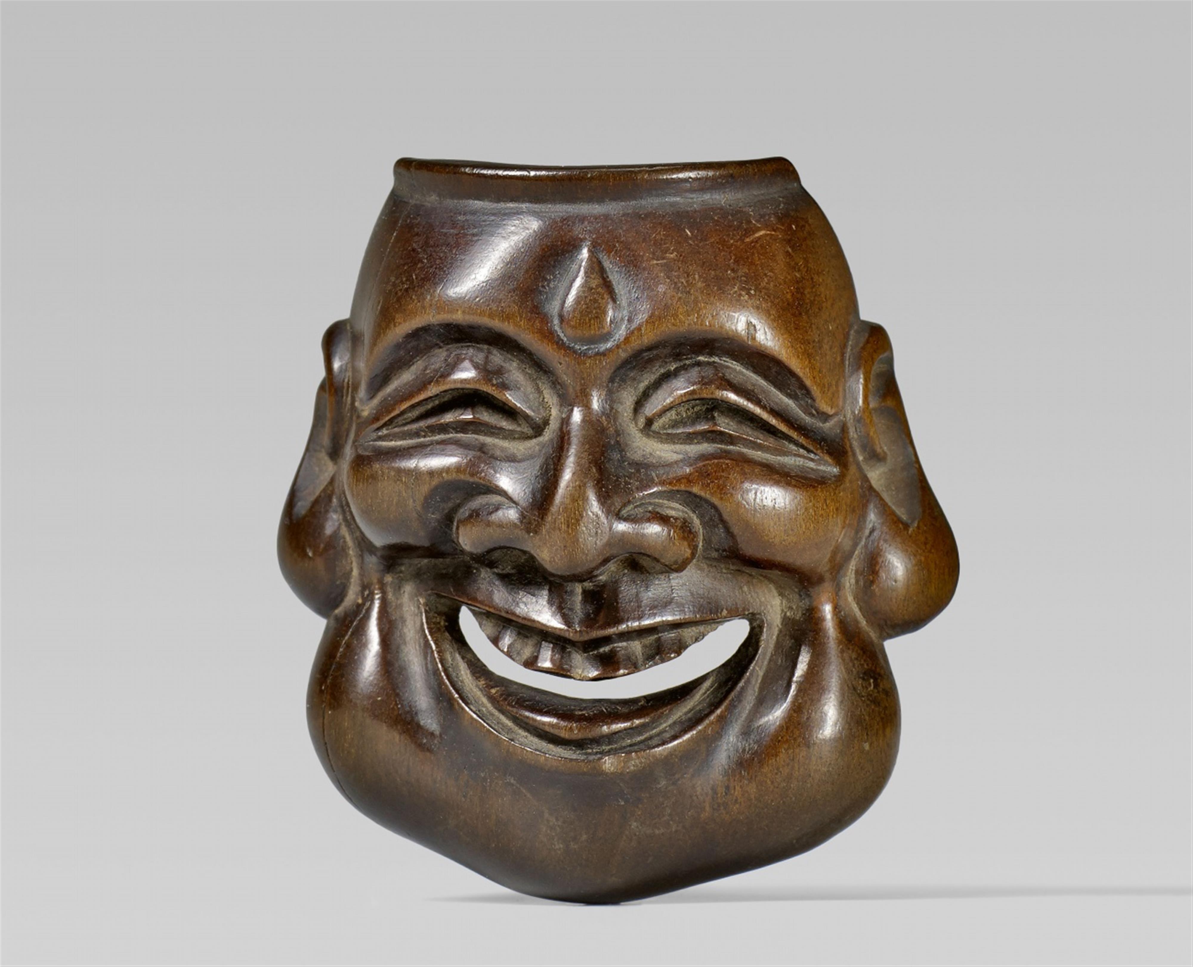 A wood netsuke of a mask. 19th century - image-1