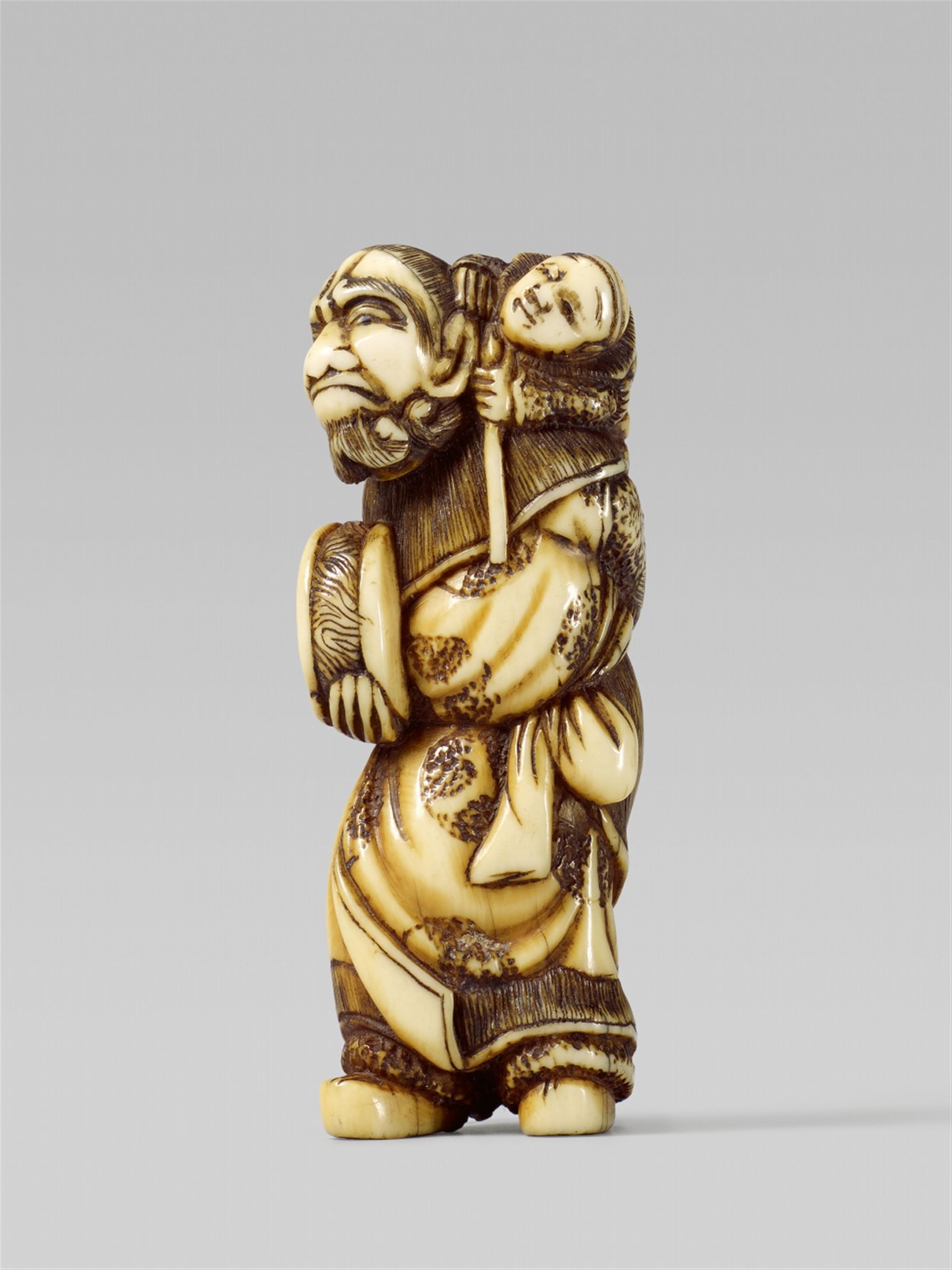An ivory netsuke of a bearded foreigner with a child. Early 19th century - image-1