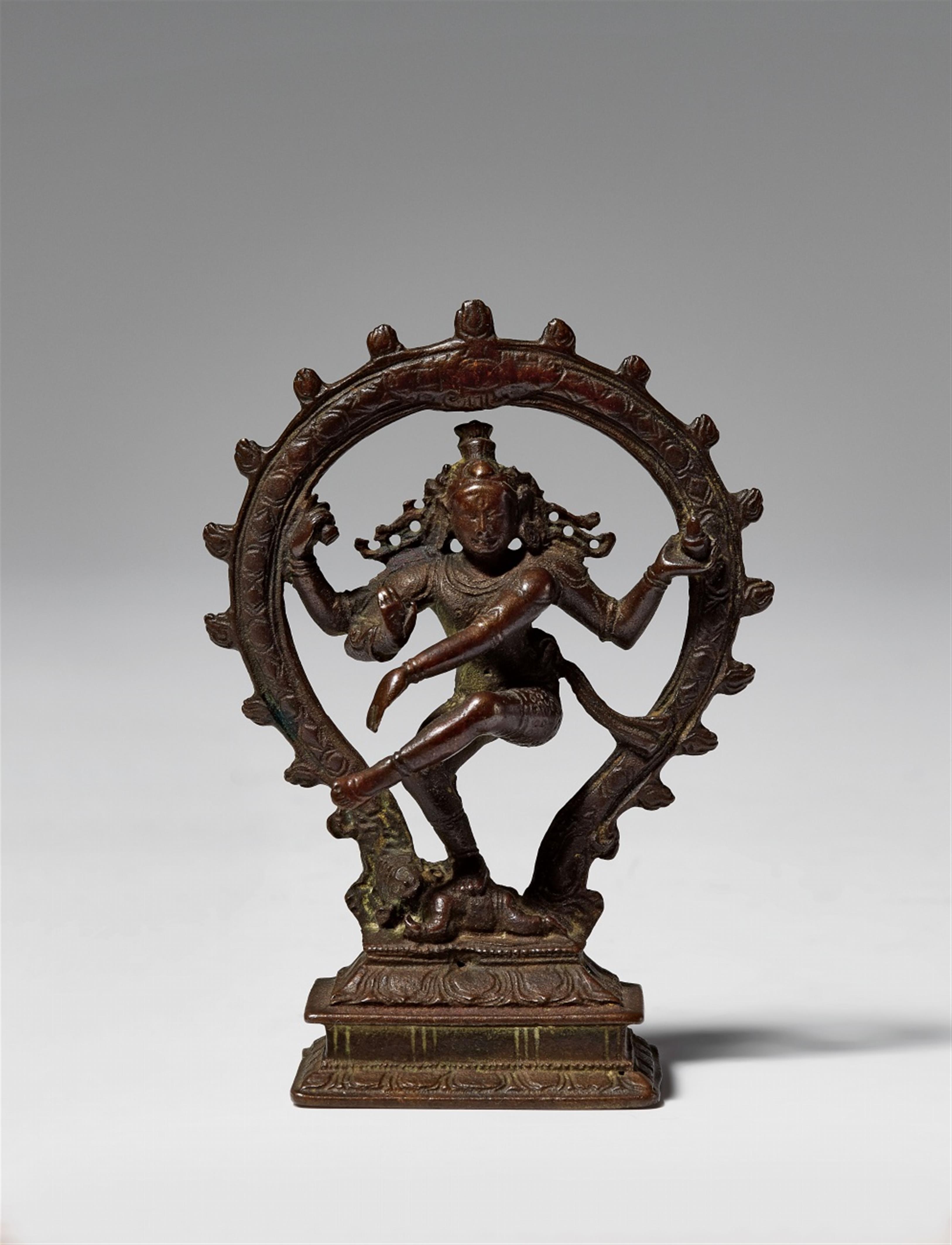 A small South Indian bronze figure of Shiva Nataraja. 17th/19th century - image-1