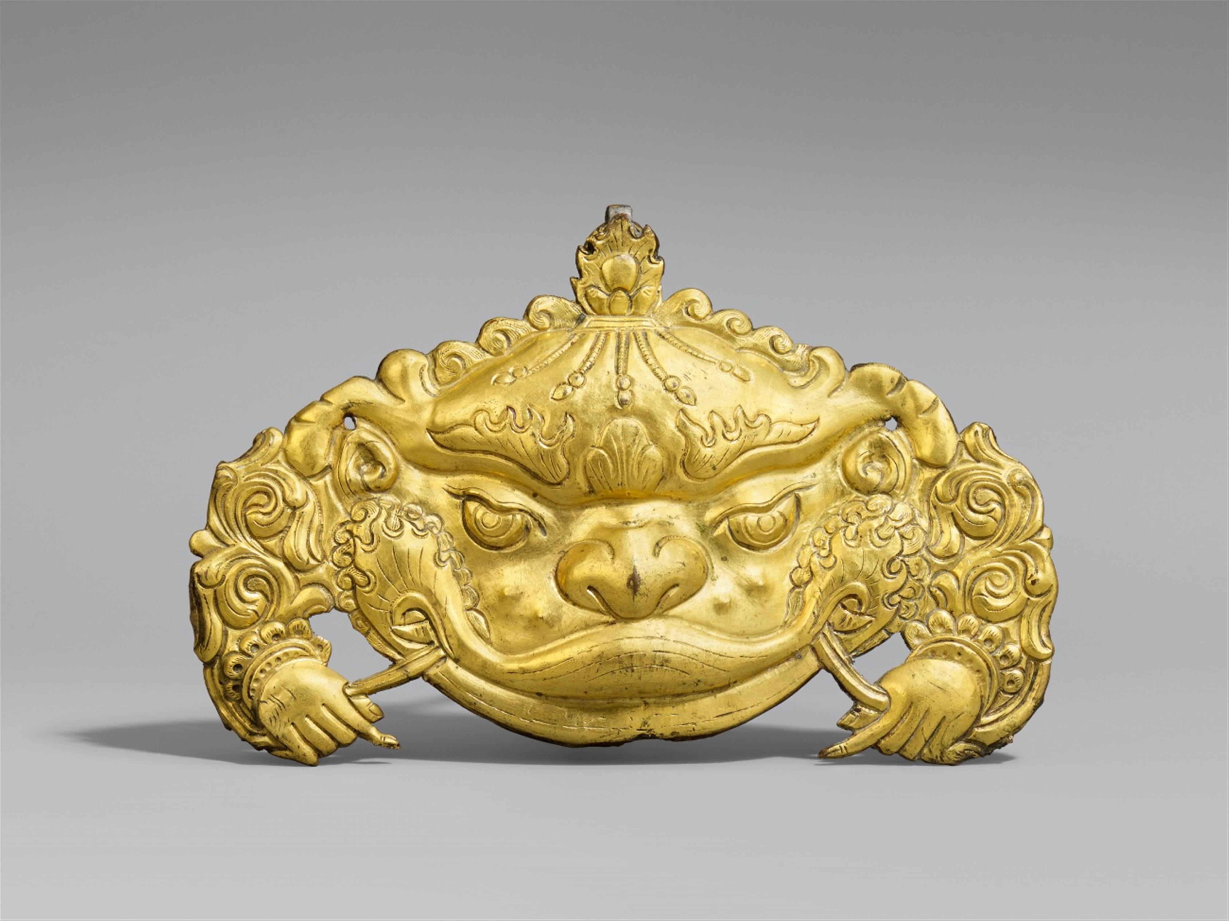 Feines Ornamet in Form eines kirtimukha-Gesichts. Vergoldetes Kupfer in Treibarbeit - image-1